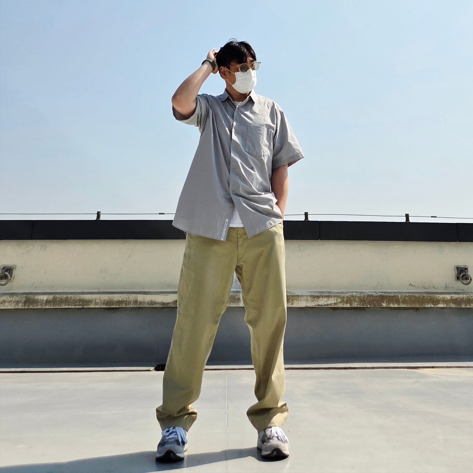 Nanamica Wide Chino Pants Khaki, New Balance 992 Made in USA Core Grey Silver Metallic 착용 스타일 - 3