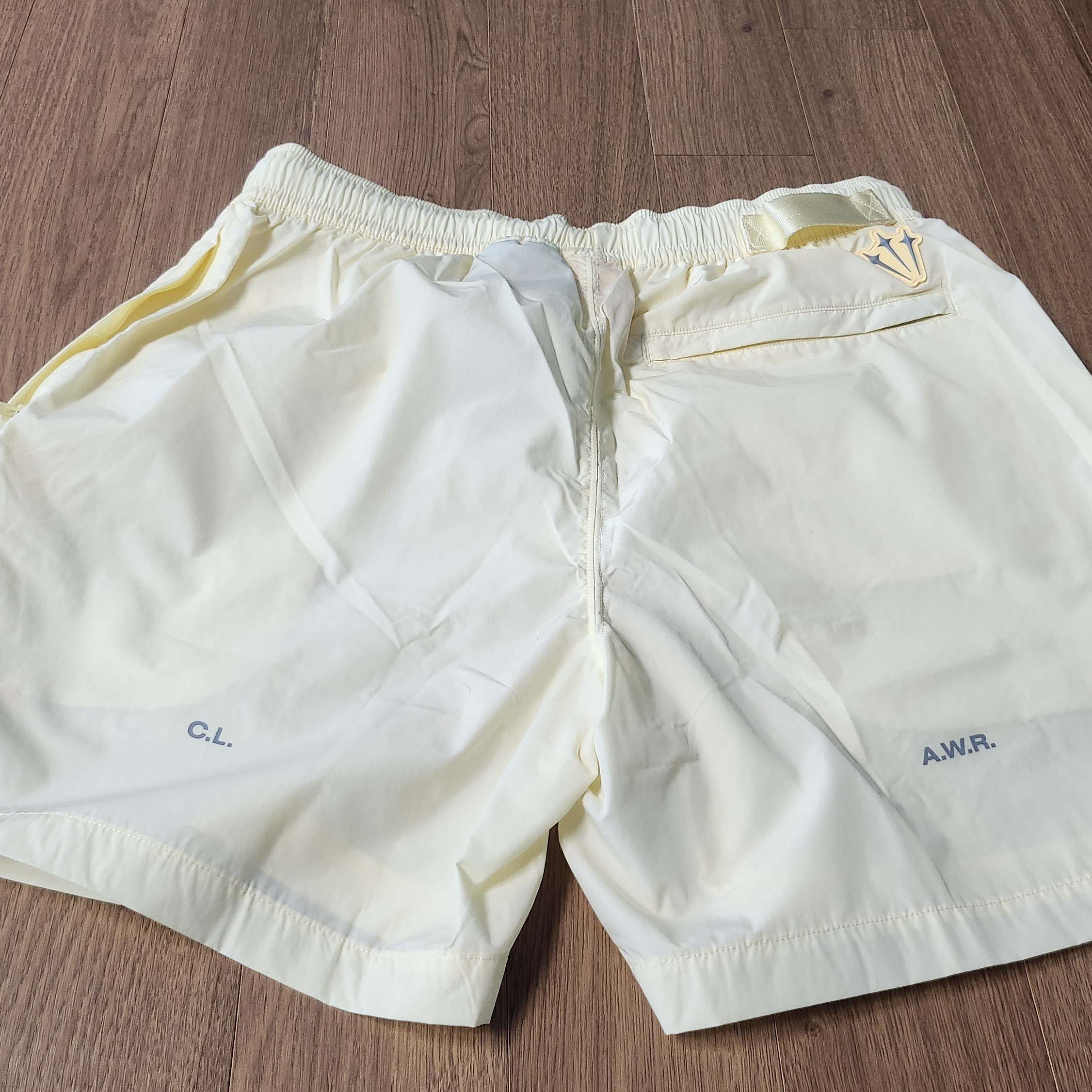 Nike x Drake Nocta Cardinal Nylon Shorts Pale Yellow Alabaster (FN8194-744), Nike x Drake Nocta Forza Big Body CS T-Shirt Pale Yellow 착용 스타일 - 5