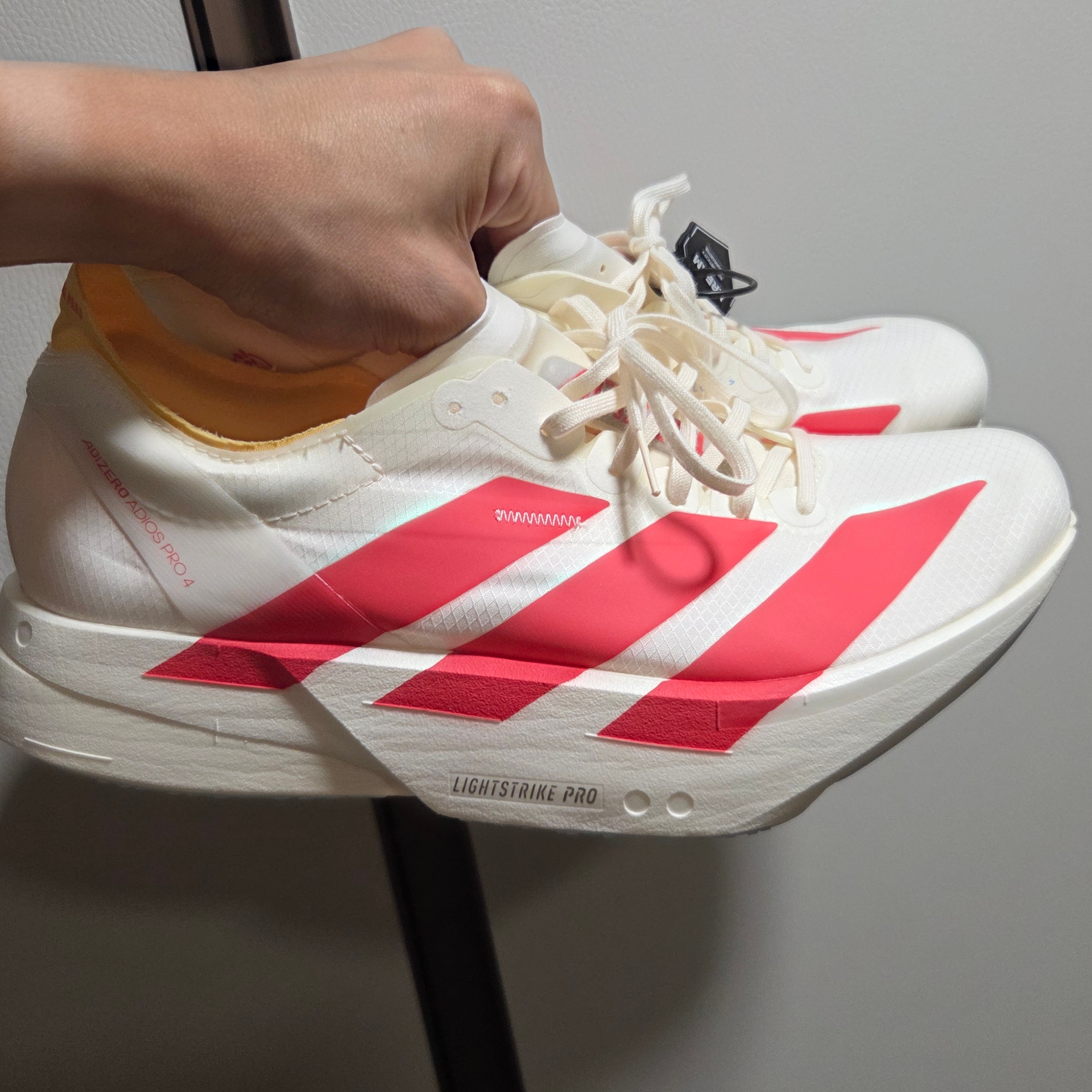 Adidas Adizero Adios Pro 4 Off White Semi Lucid Red 착용 스타일