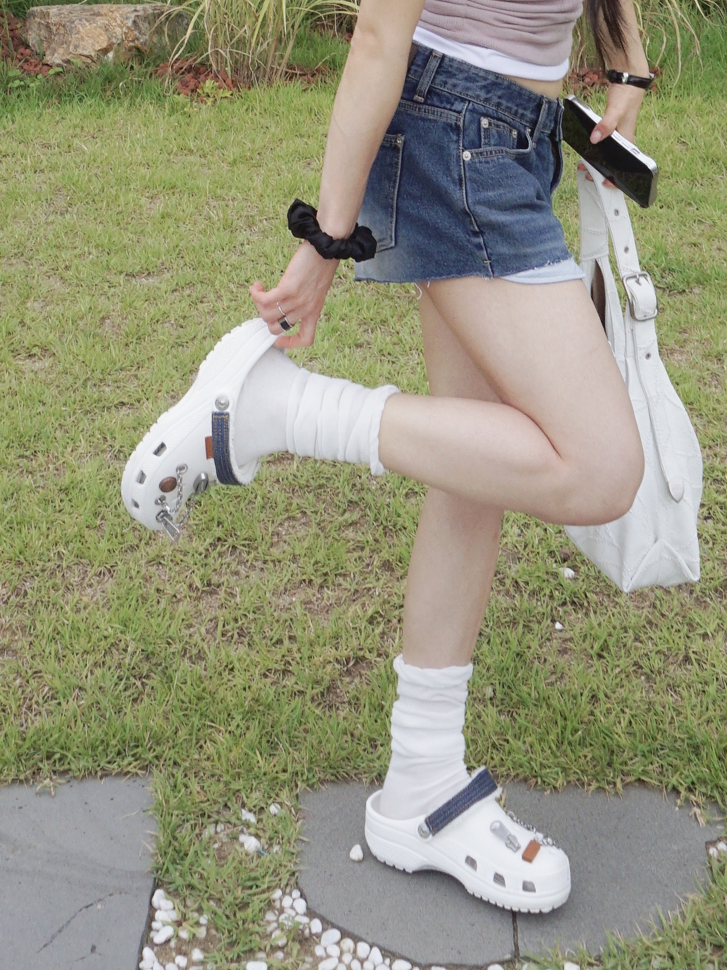 Crocs Classic Summer Denim Clog White 착용 스타일 - 1