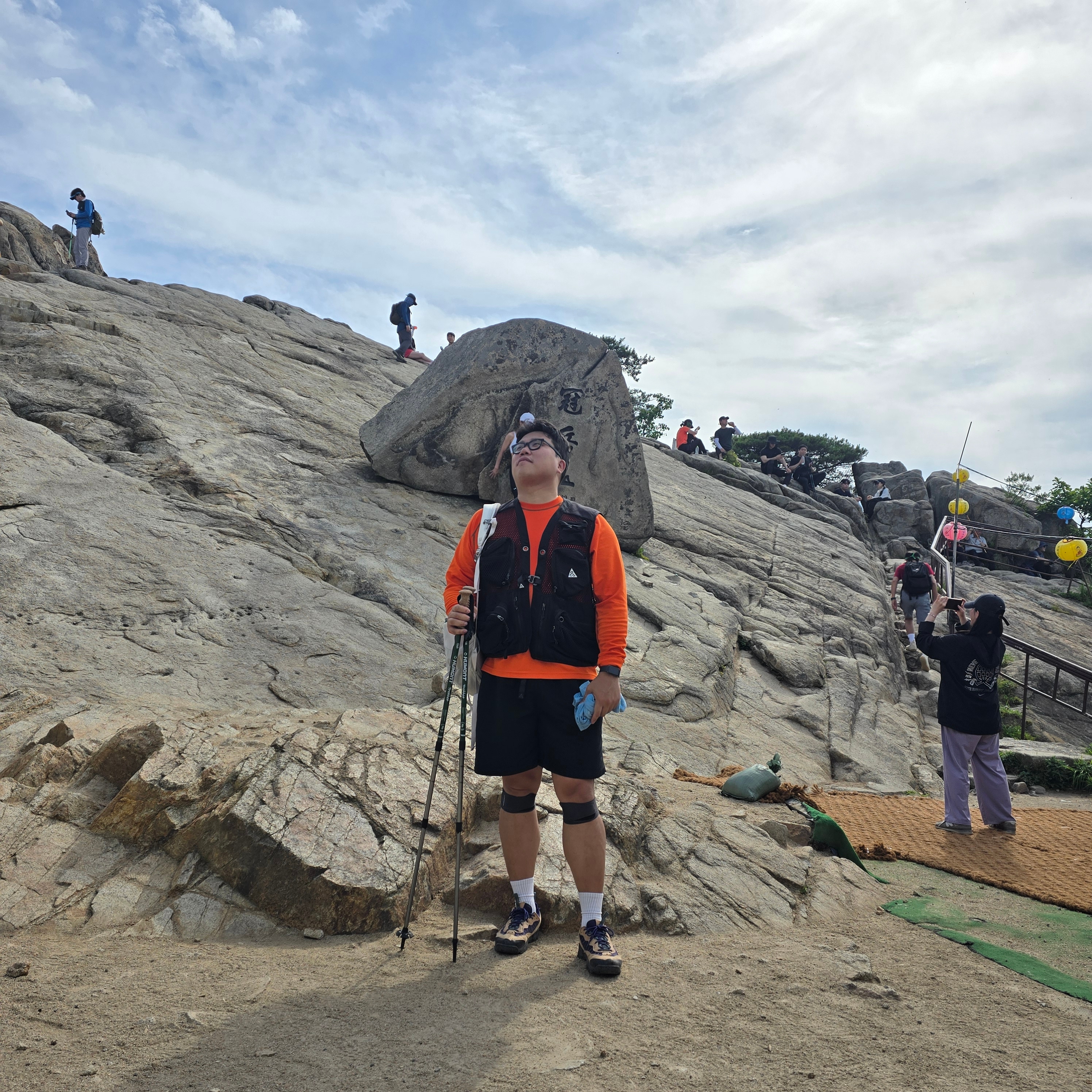 Nike ACG Buttles Vest Black - US/EU, Nike ACG Chinati Dri-Fit ADV Long Sleeve Top Safety Orange Mosswood Brown - Asia 착용 스타일
