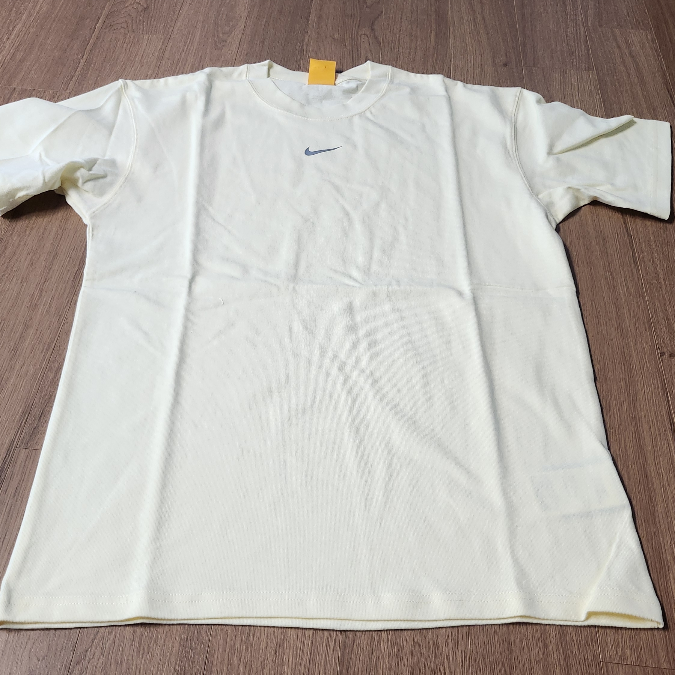 Nike x Drake Nocta Cardinal Nylon Shorts Pale Yellow Alabaster (FN8194-744), Nike x Drake Nocta Forza Big Body CS T-Shirt Pale Yellow 착용 스타일 - 2