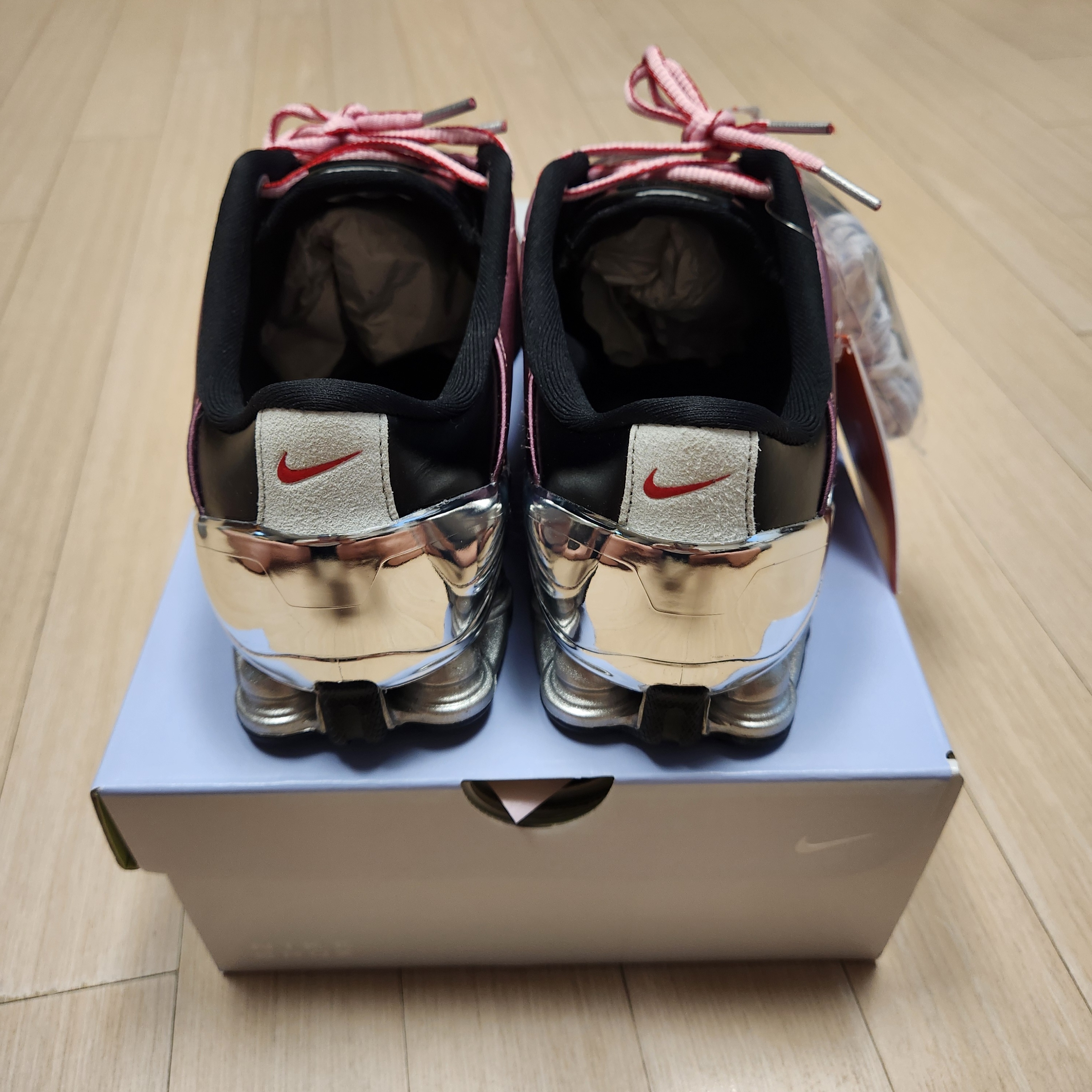 (W) Nike x Forget-me-nots Total 90 Shox Magia Shy Pink and University Red 착용 스타일 - 3