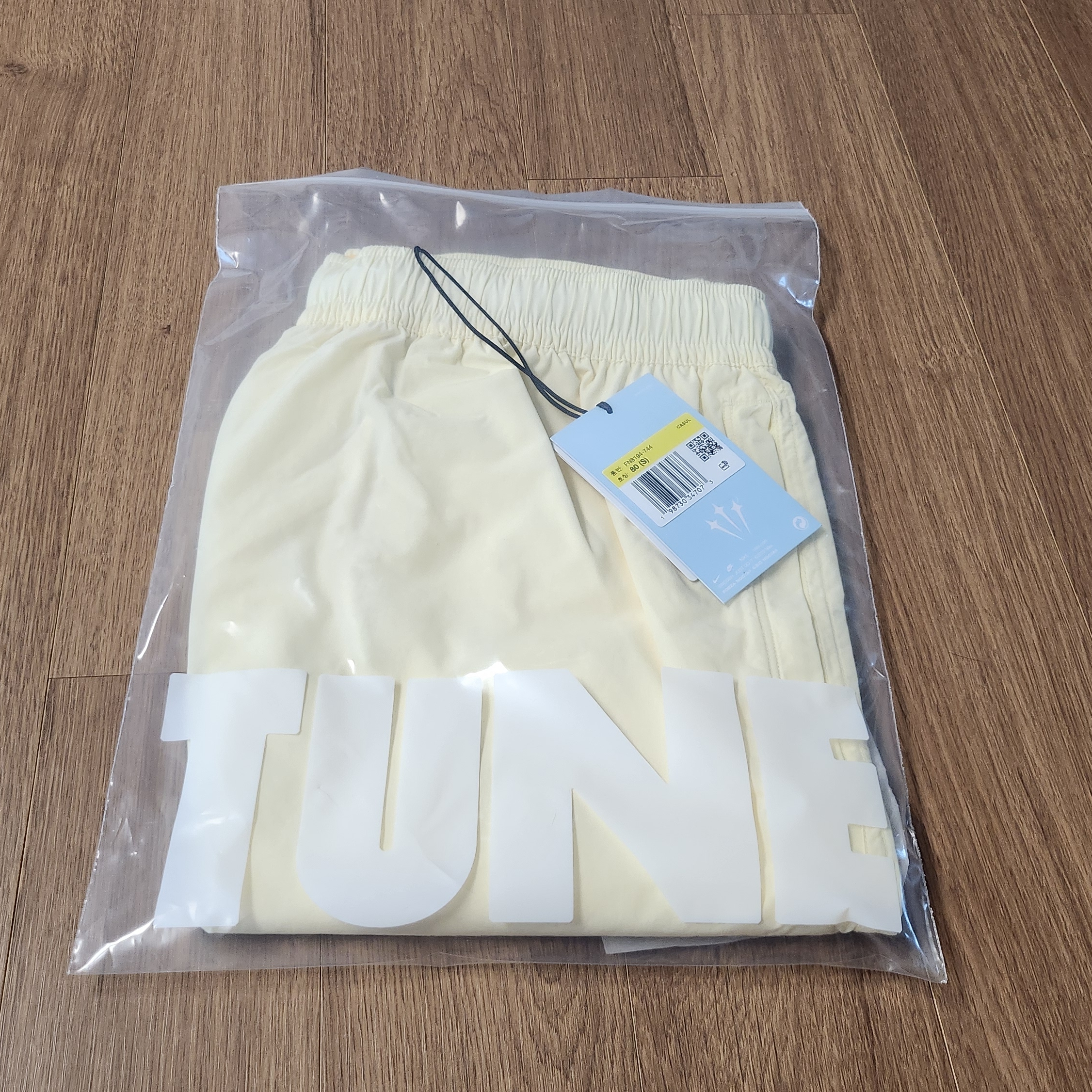Nike x Drake Nocta Cardinal Nylon Shorts Pale Yellow Alabaster (FN8194-744), Nike x Drake Nocta Forza Big Body CS T-Shirt Pale Yellow 착용 스타일 - 7