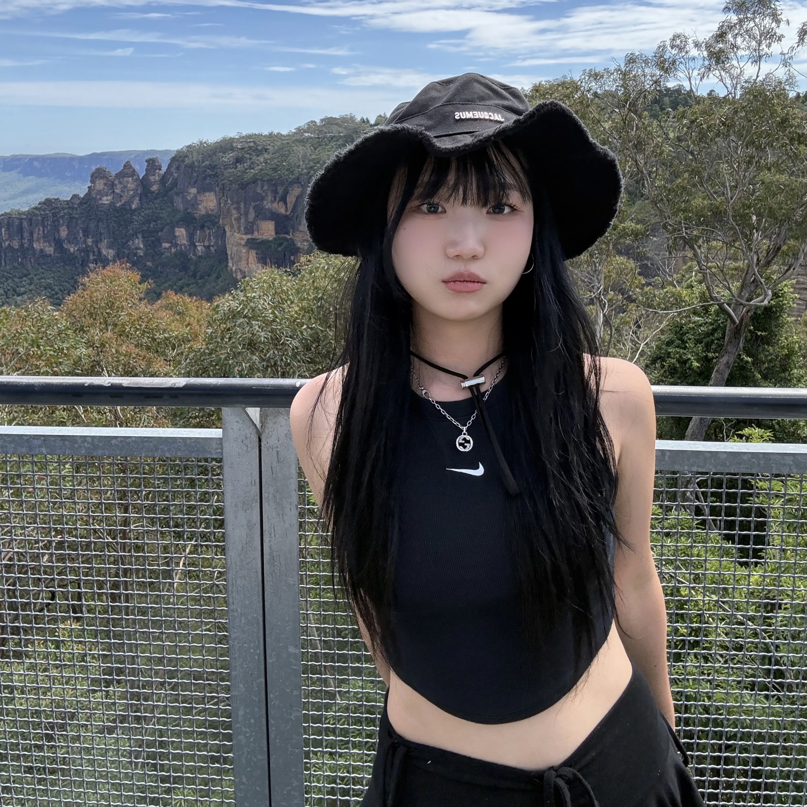 Gucci Interlocking G Pendant Necklace Silver, Jacquemus Le Bob Artichaut Bucket Hat Black 착용 스타일