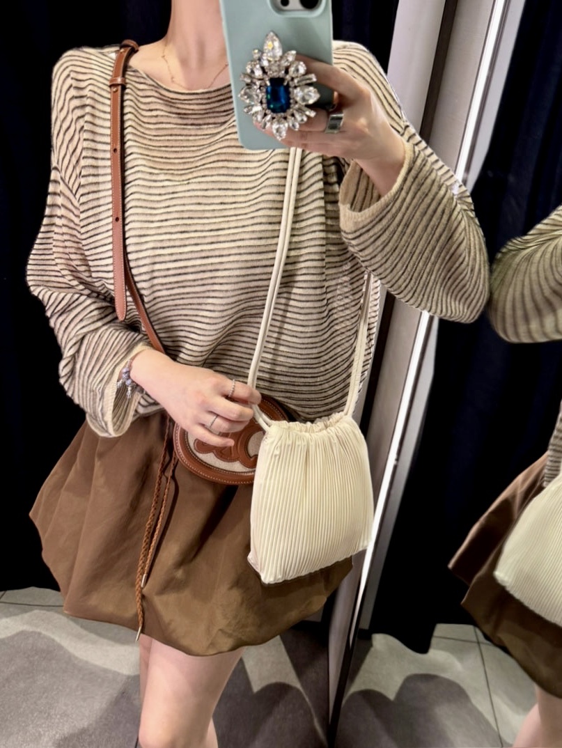 COS Scallop Crossbody Bag Light Beige, Celine Crossbody Oval Purse Cuir Triomphe in Textile and Calfskin Natural Tan 착용 스타일