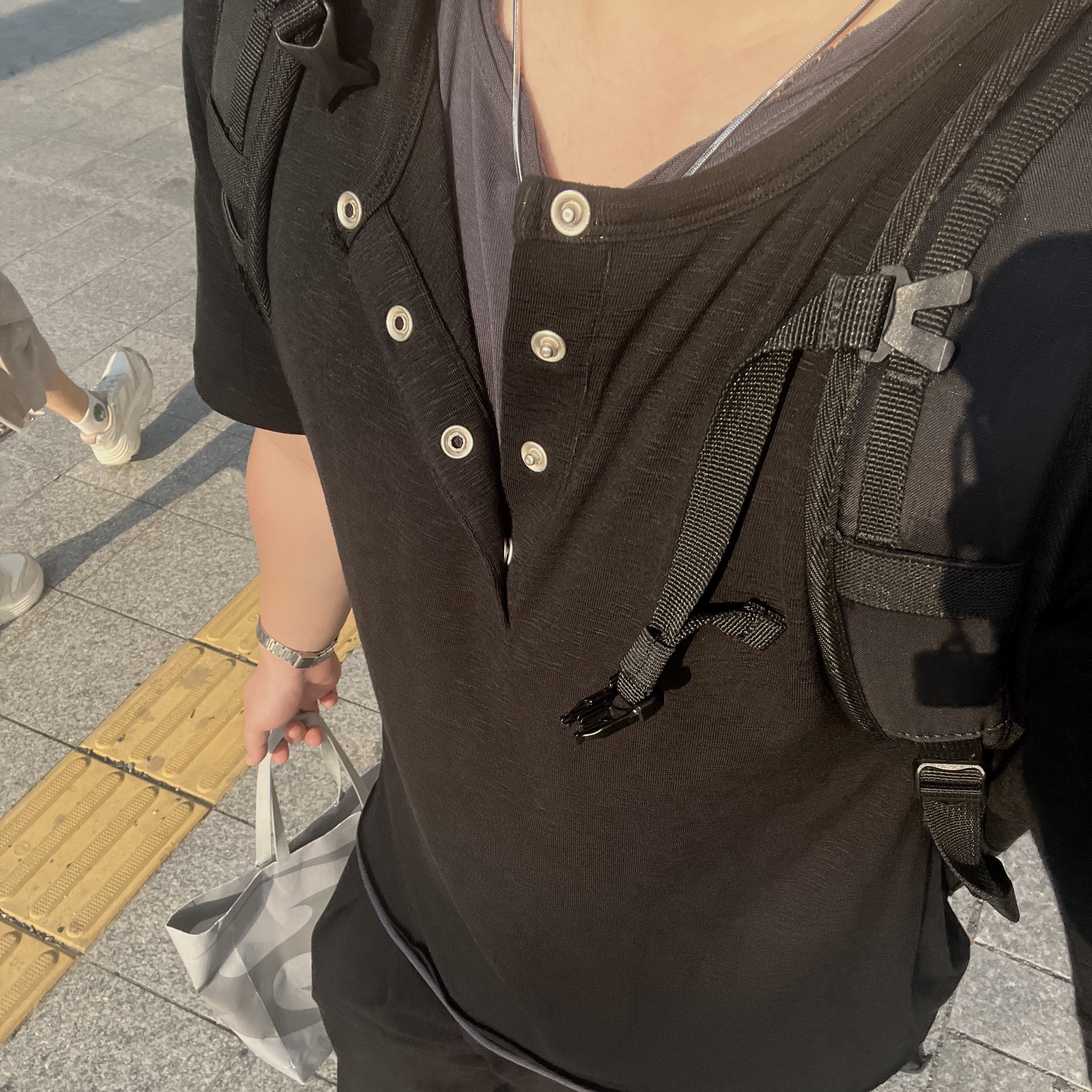 Huey Layered Tee Black 착용 스타일 - 2