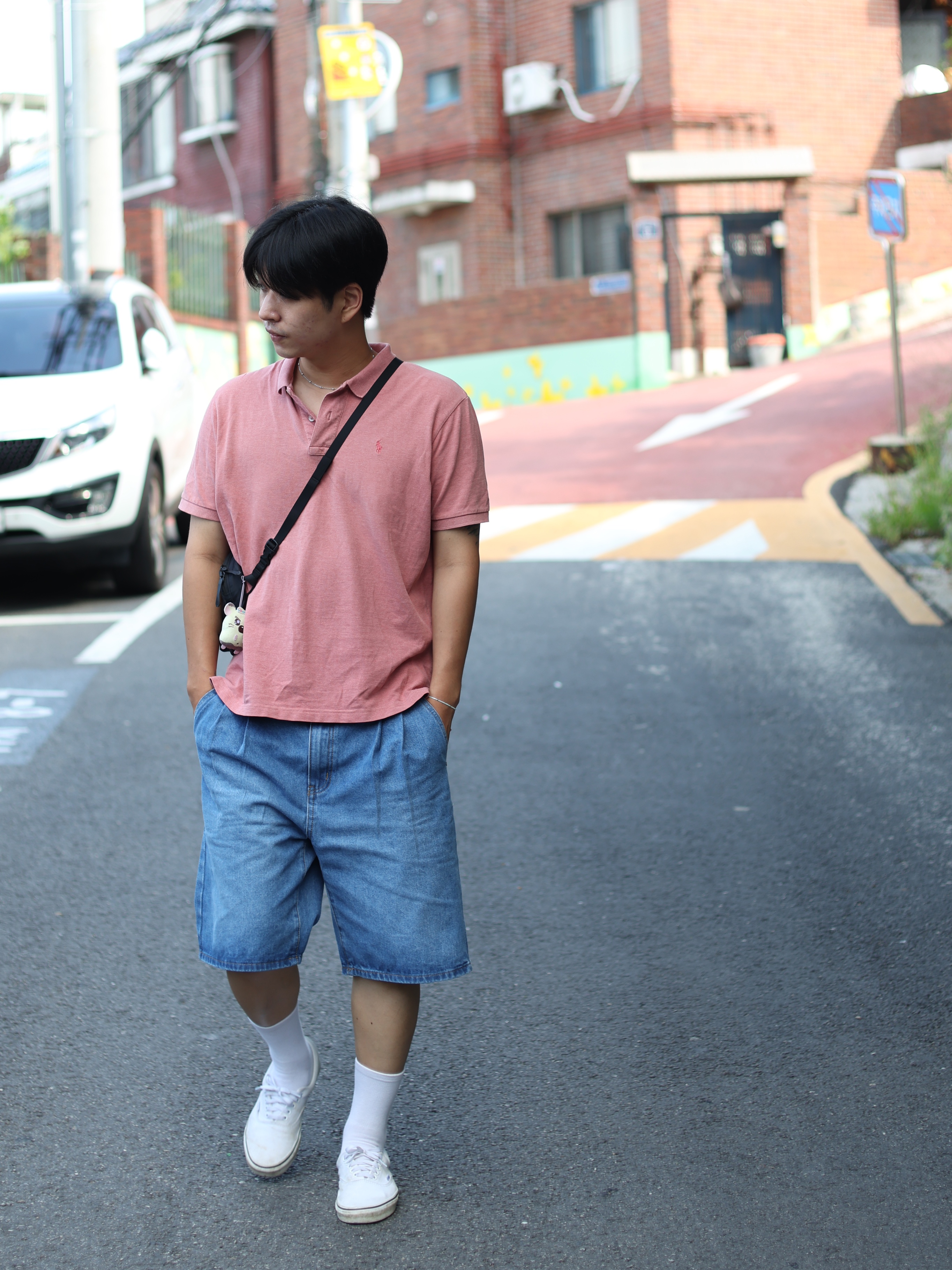 [KREAM 단독][니티드X림박스] Knitted Relaxed Washing Denim Two-Tuck Cinch Back Shorts Washing Blue, Vans Authentic True White 착용 스타일 - 2