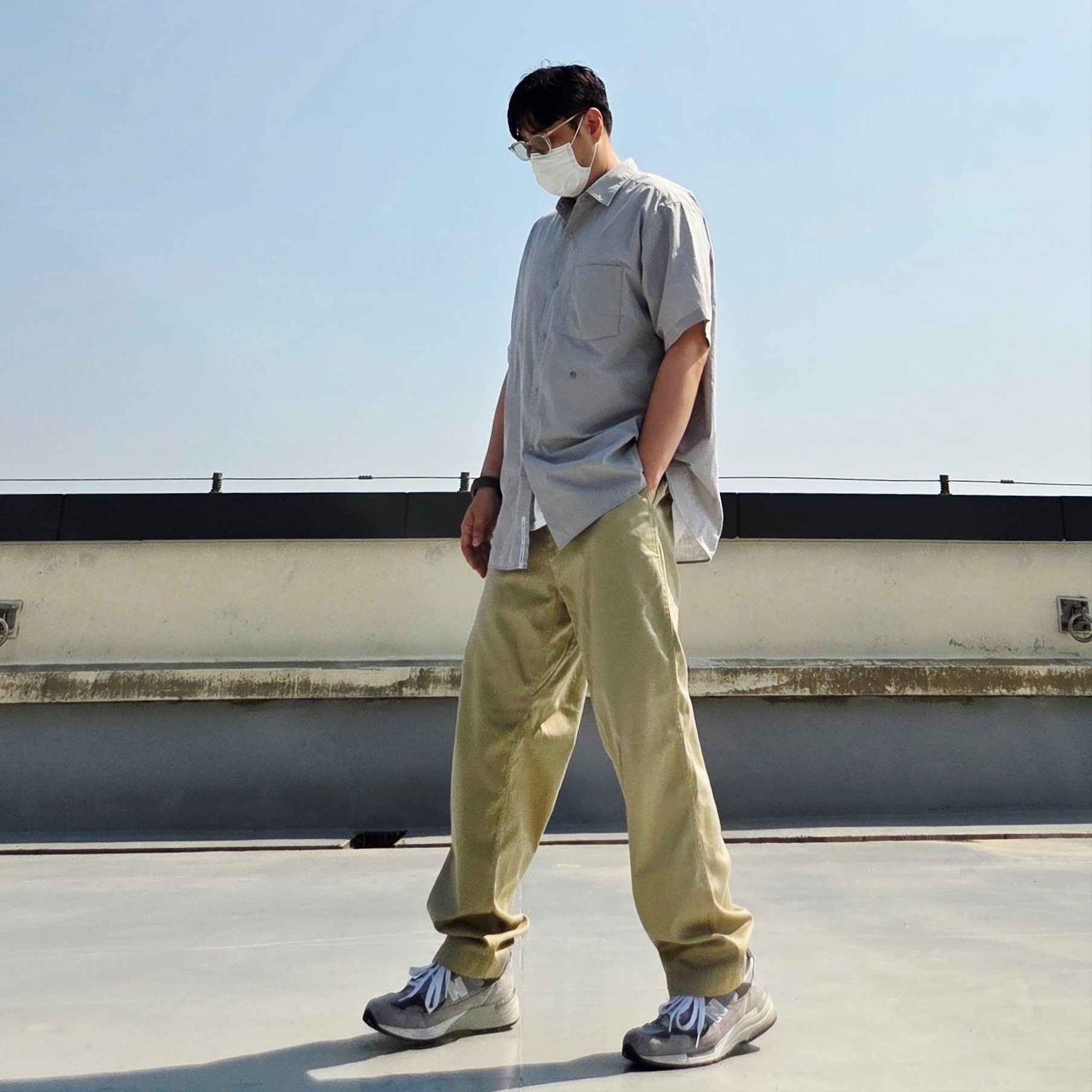 Nanamica Wide Chino Pants Khaki, New Balance 992 Made in USA Core Grey Silver Metallic 착용 스타일 - 2