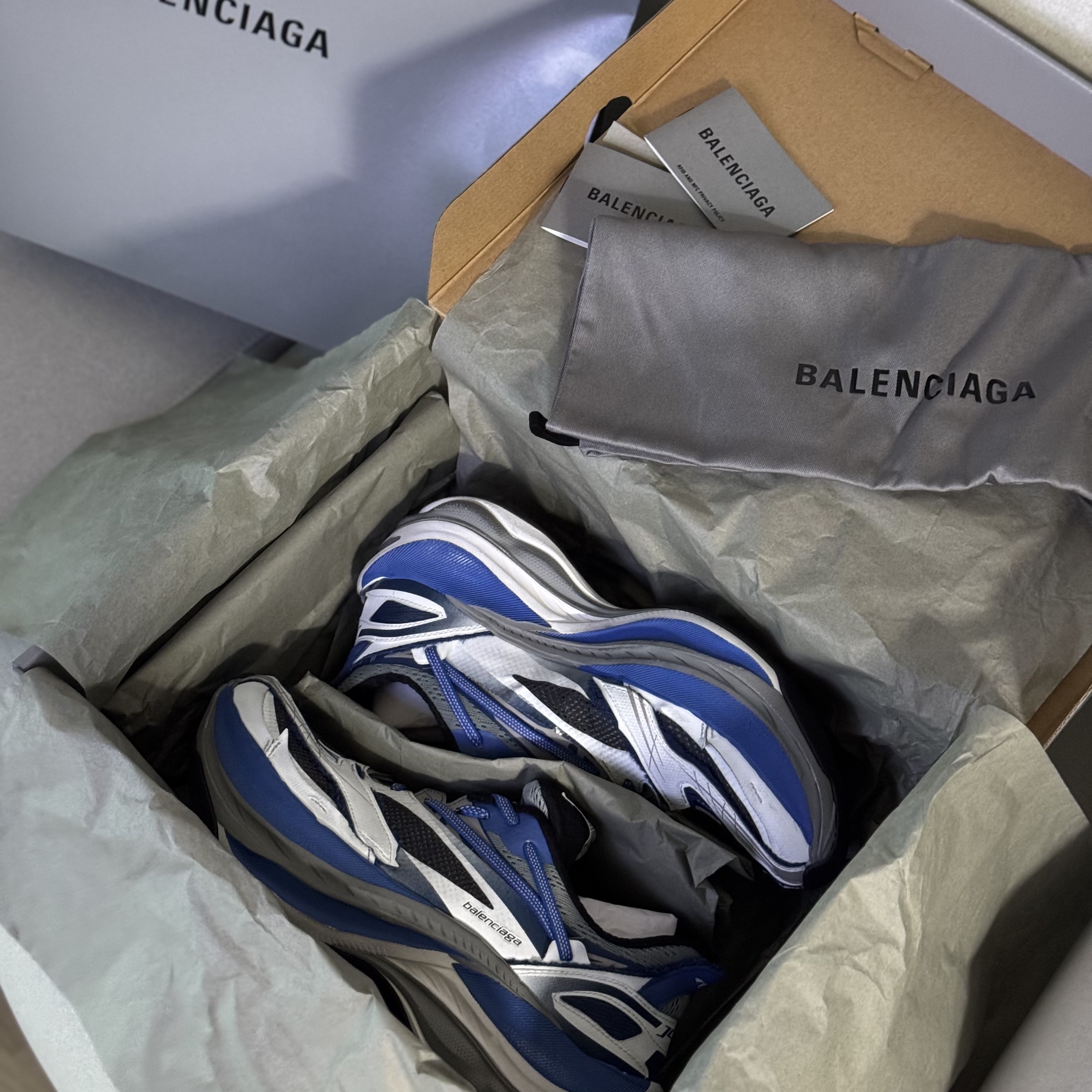 Balenciaga Jet Sneakers White Blue 착용 스타일 - 1