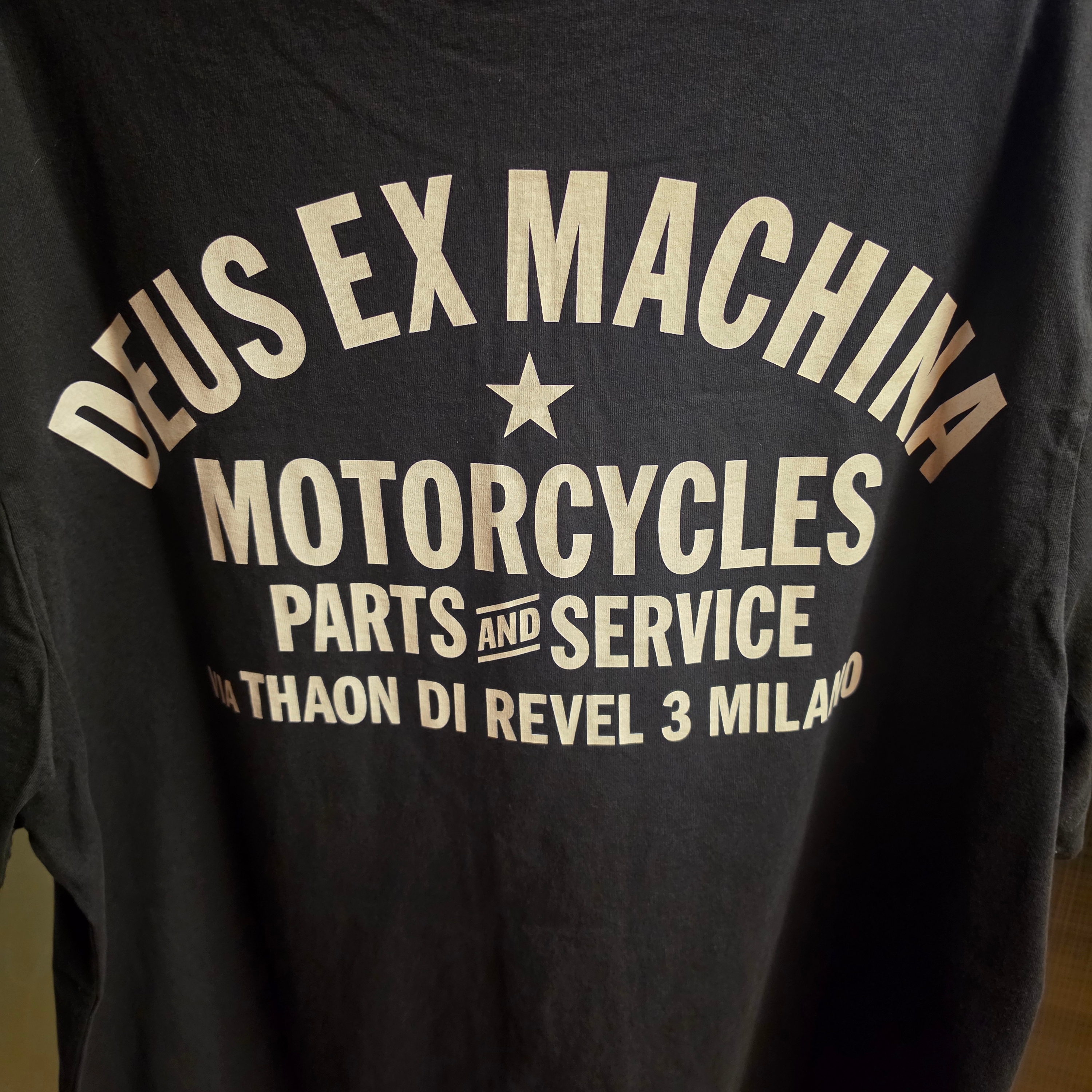 Deus Ex Machina Milano Adress T-Shirt Black 착용 스타일