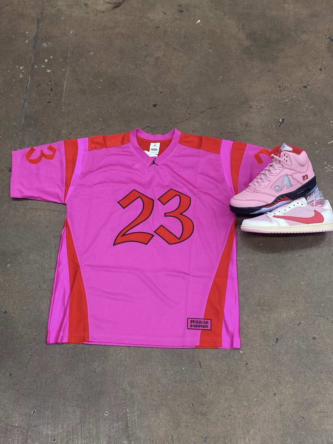 Supreme x Jordan Warm Up Jersey Pink - 26SS 착용 스타일 - 1