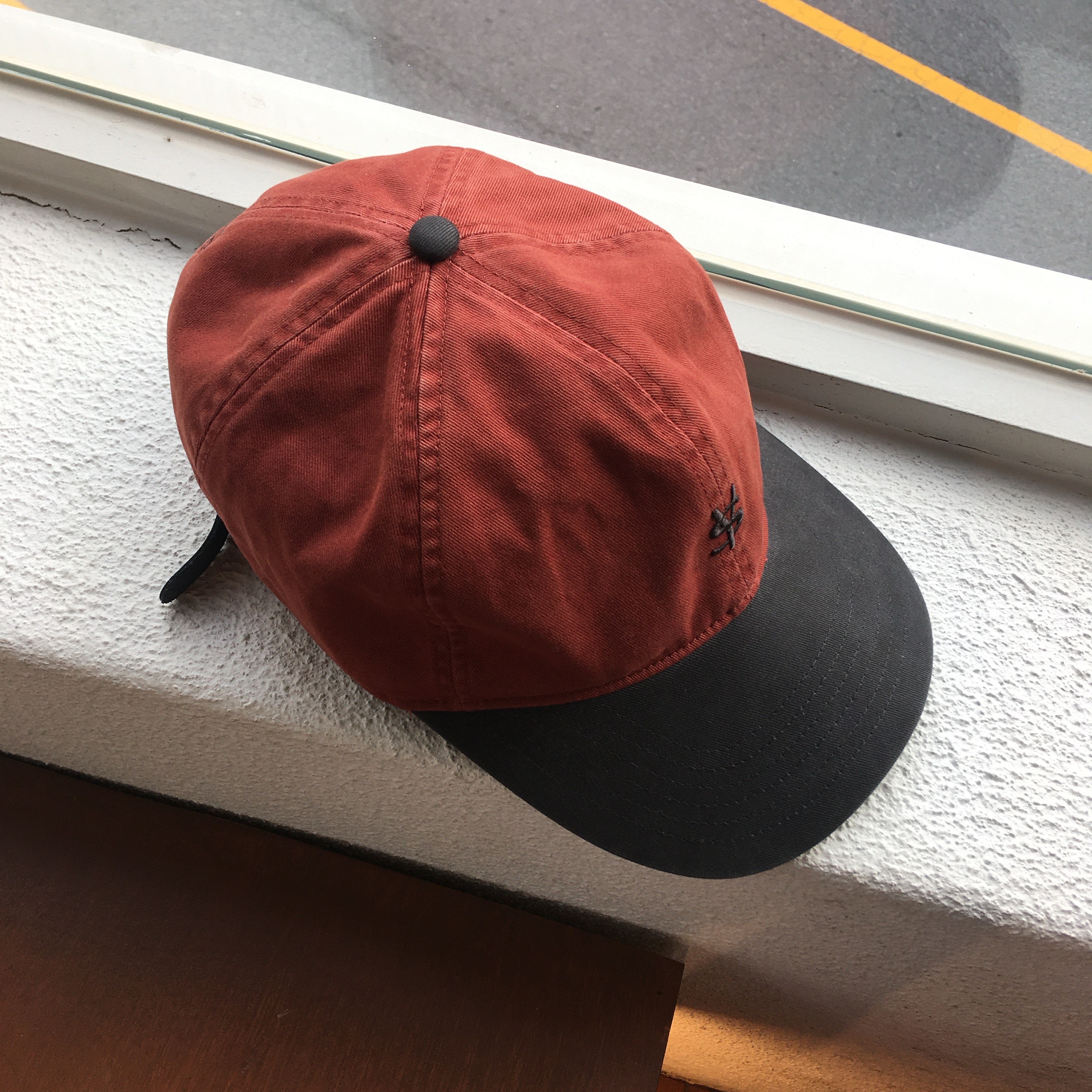 Sunday Ceremony Sy Classic Vintage Logo Cap - Red Black 착용 스타일 - 1