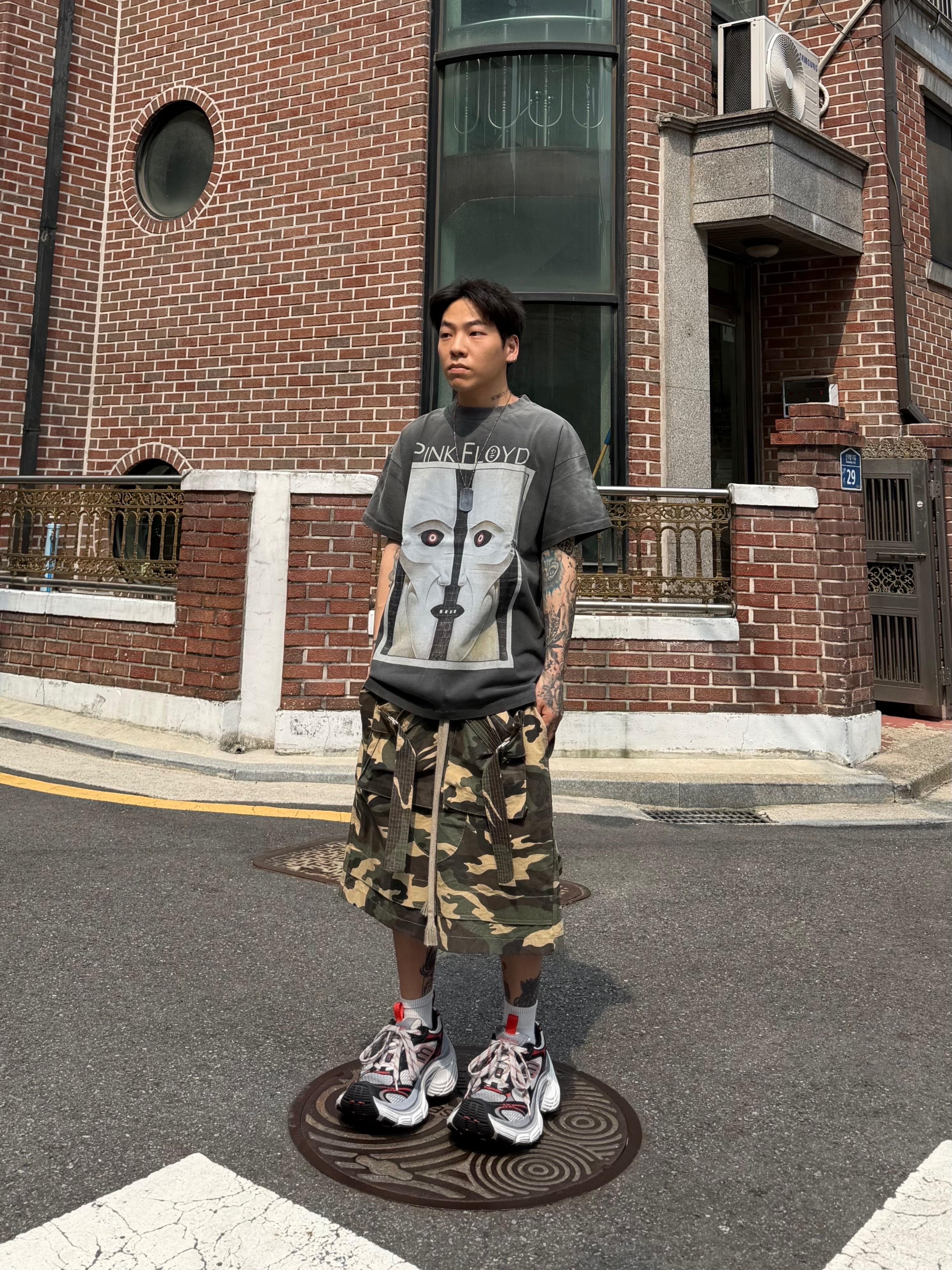 Balenciaga 10XL Sneakers Grey White Red 착용 스타일 - 2