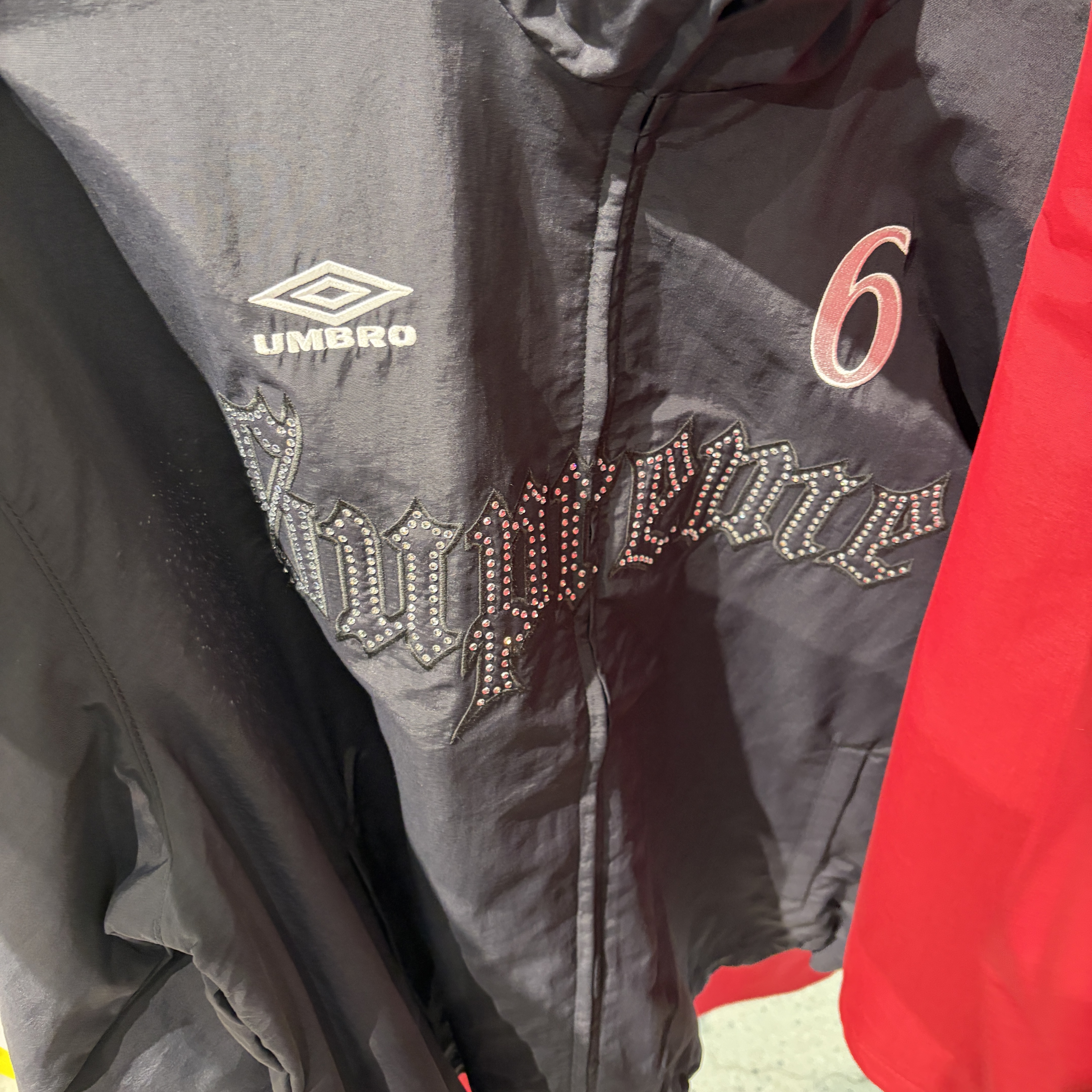 Supreme x Umbro Rhinestone Track Jacket Black - 26SS 착용 스타일