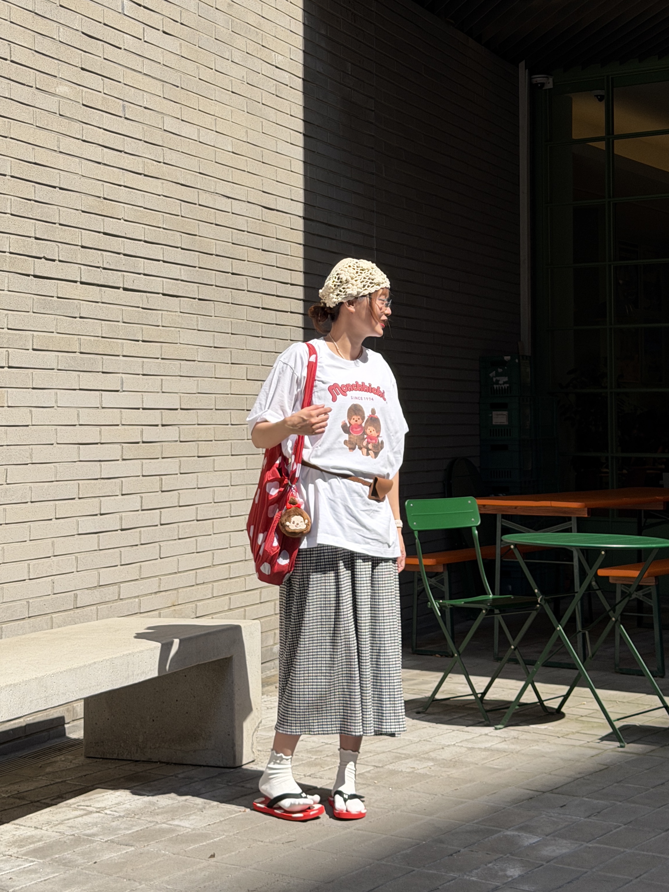 (W) Uniqlo x Cecilie Bahnsen Shirring Dress Off White, (W) Uniqlo UT x Monchhichi Graphic Relax Fit T-Shirt Off White 착용 스타일 - 5