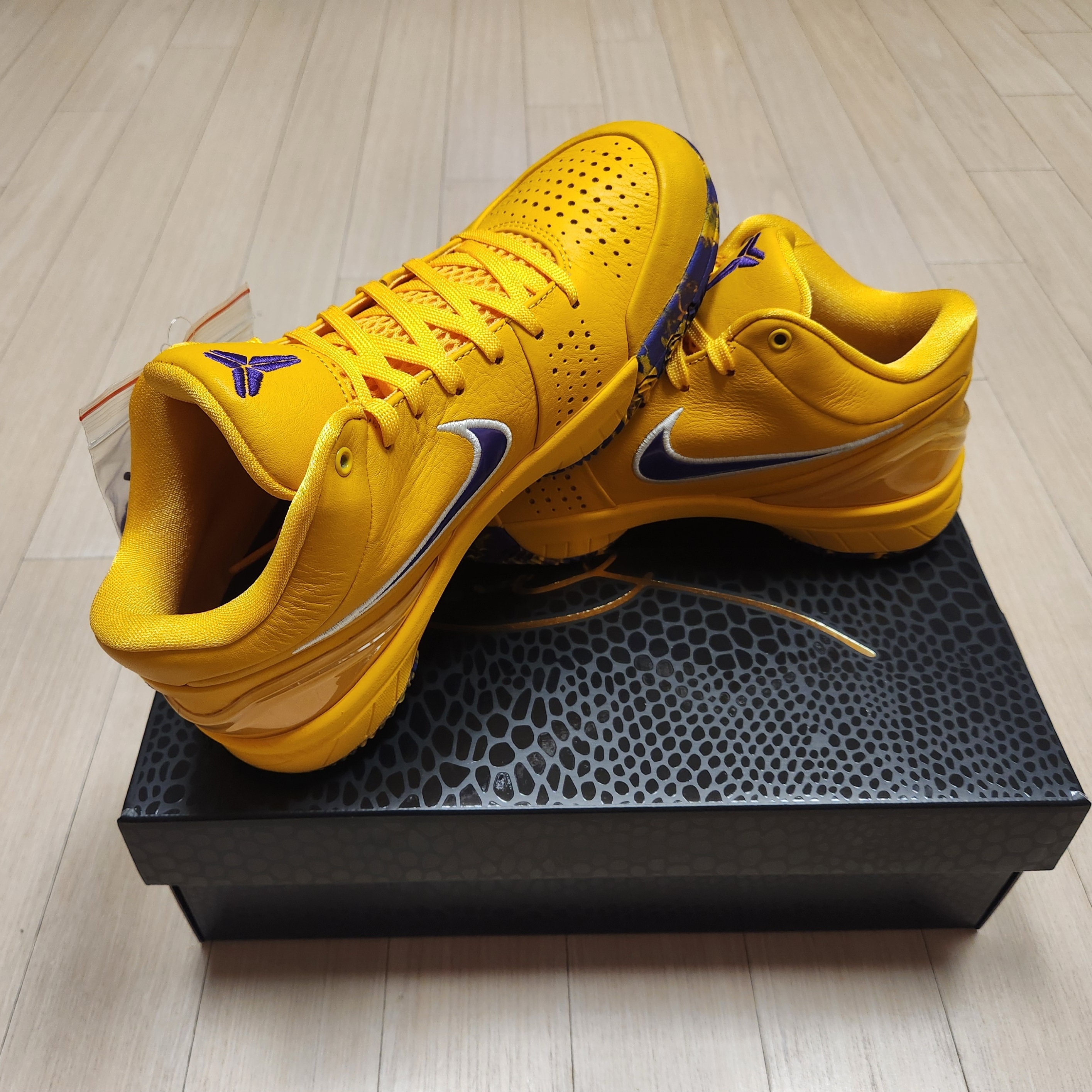 (GS) Nike Kobe 4 Draft Pack University Gold and Fierce Purple 착용 스타일 - 6