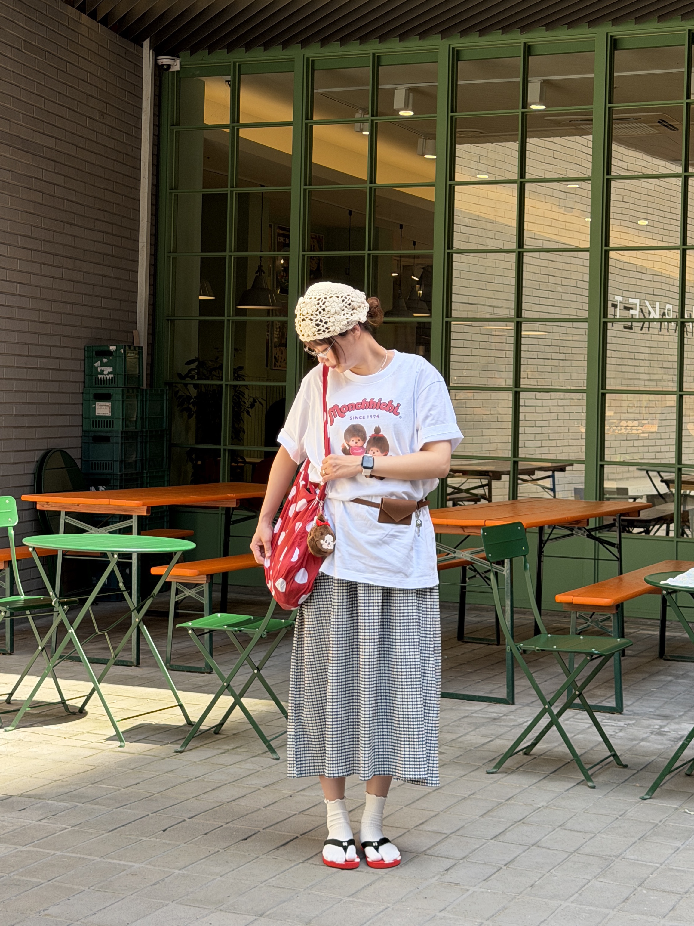 (W) Uniqlo x Cecilie Bahnsen Shirring Dress Off White, (W) Uniqlo UT x Monchhichi Graphic Relax Fit T-Shirt Off White 착용 스타일 - 4