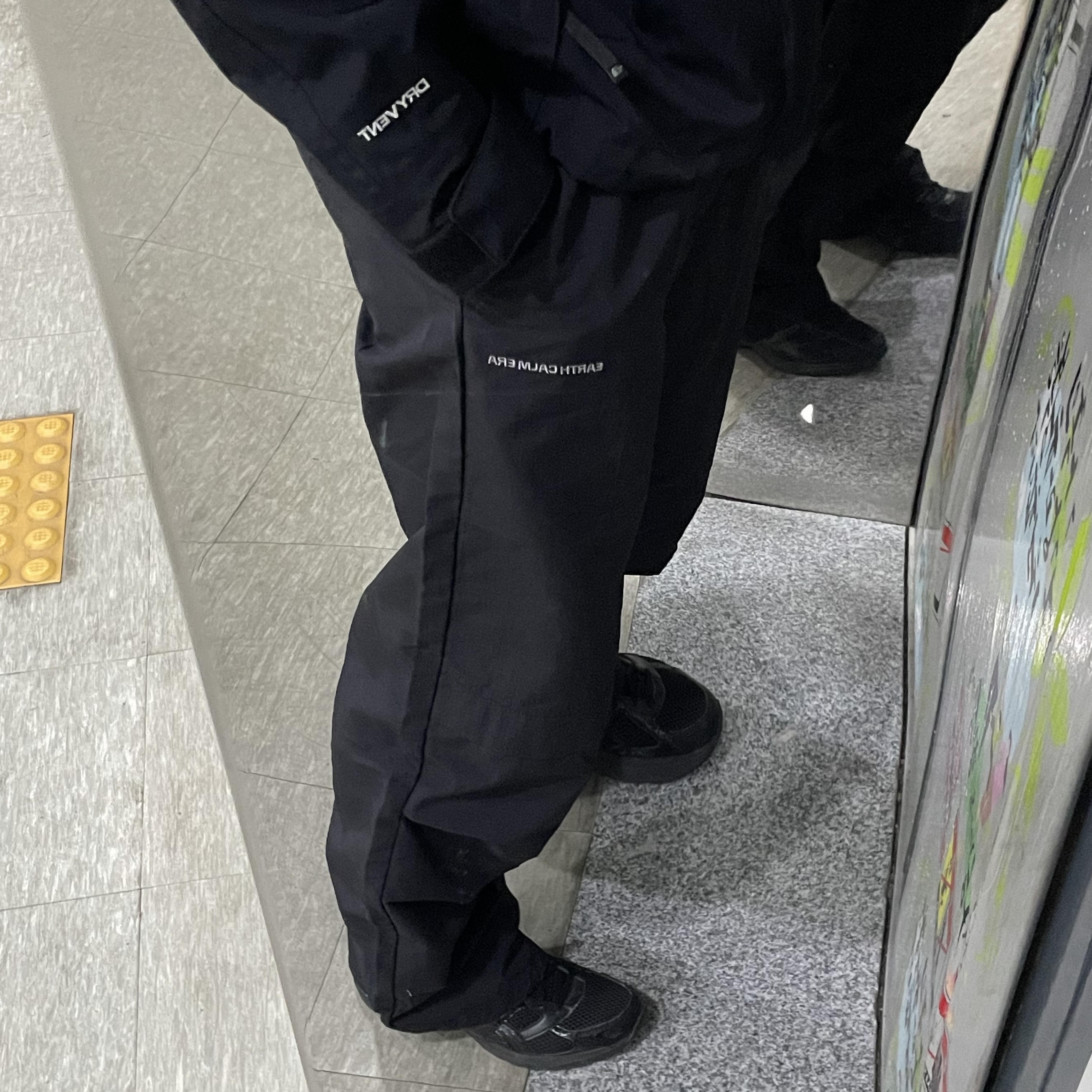 Asics Gel-1130 Black Graphite Grey, The North Face Hi Mountain Jacket Black 착용 스타일