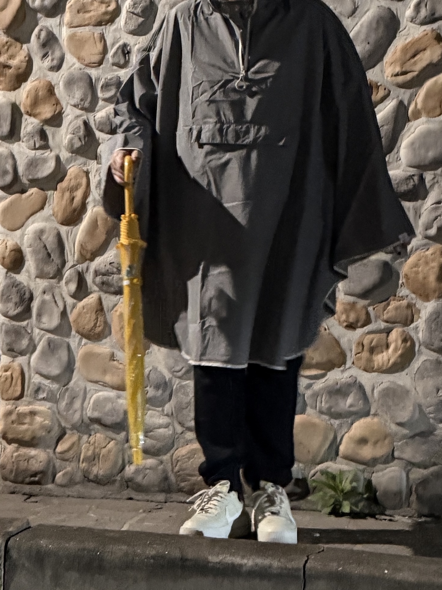 Starbucks x Hunter Light Rain Poncho Gray, Starbucks Rainy Day Short Transparent Umbrella Yellow 착용 스타일