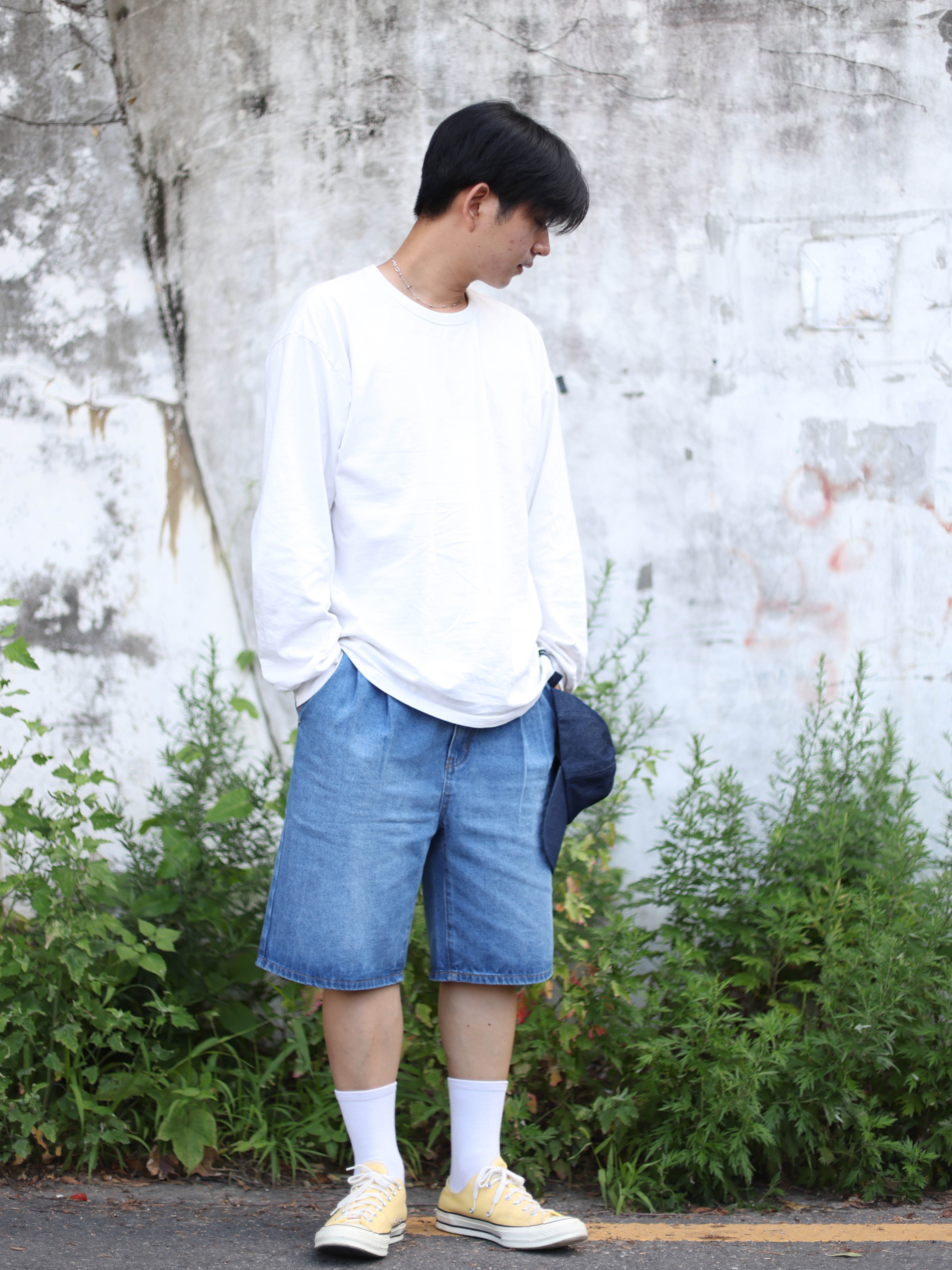 [KREAM 단독][니티드X림박스] Knitted Relaxed Washing Denim Two-Tuck Cinch Back Shorts Washing Blue 착용 스타일 - 1