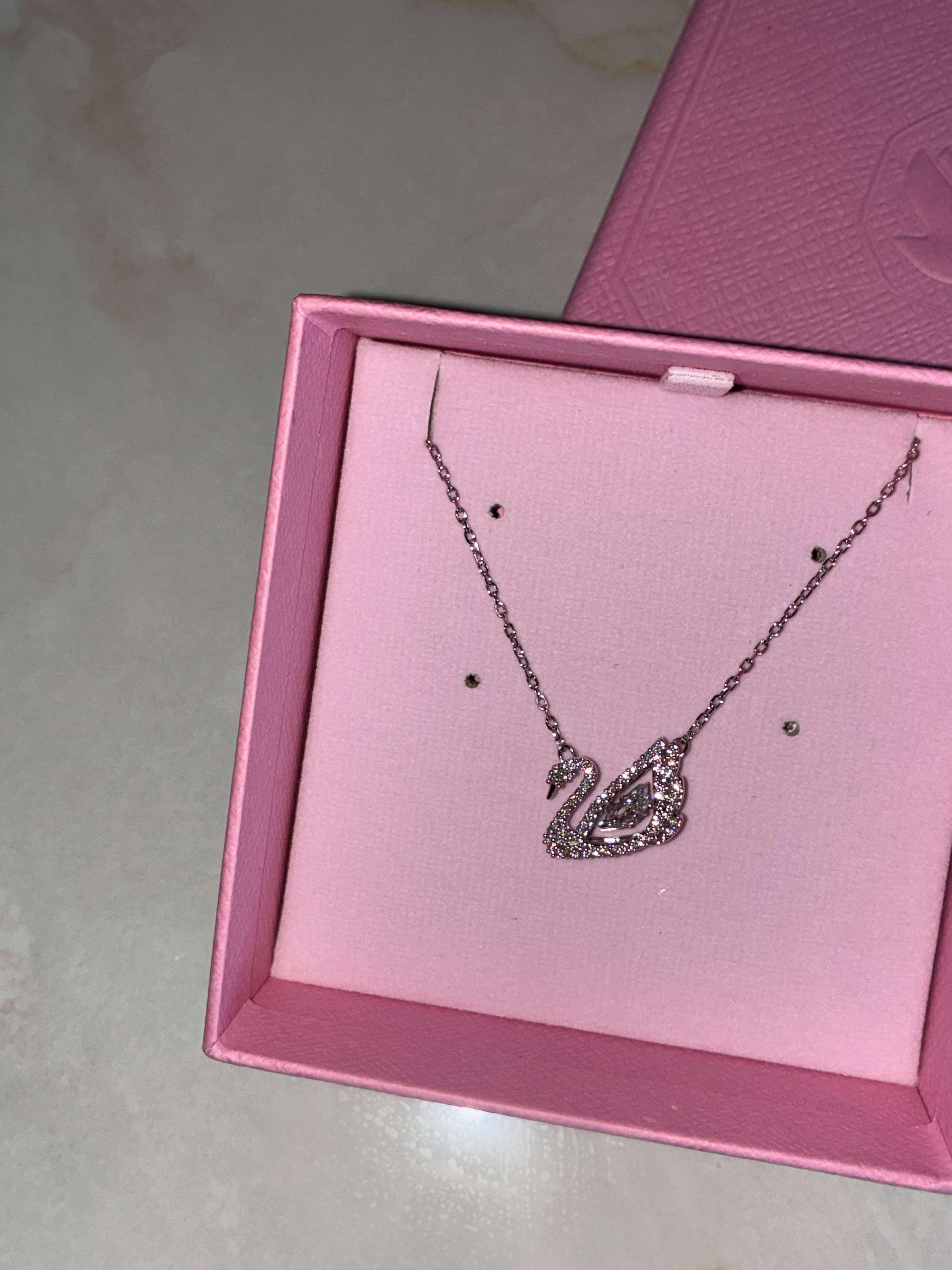 (W) Swarovski Dancing Swan Necklace White Rhodium Plated 착용 스타일
