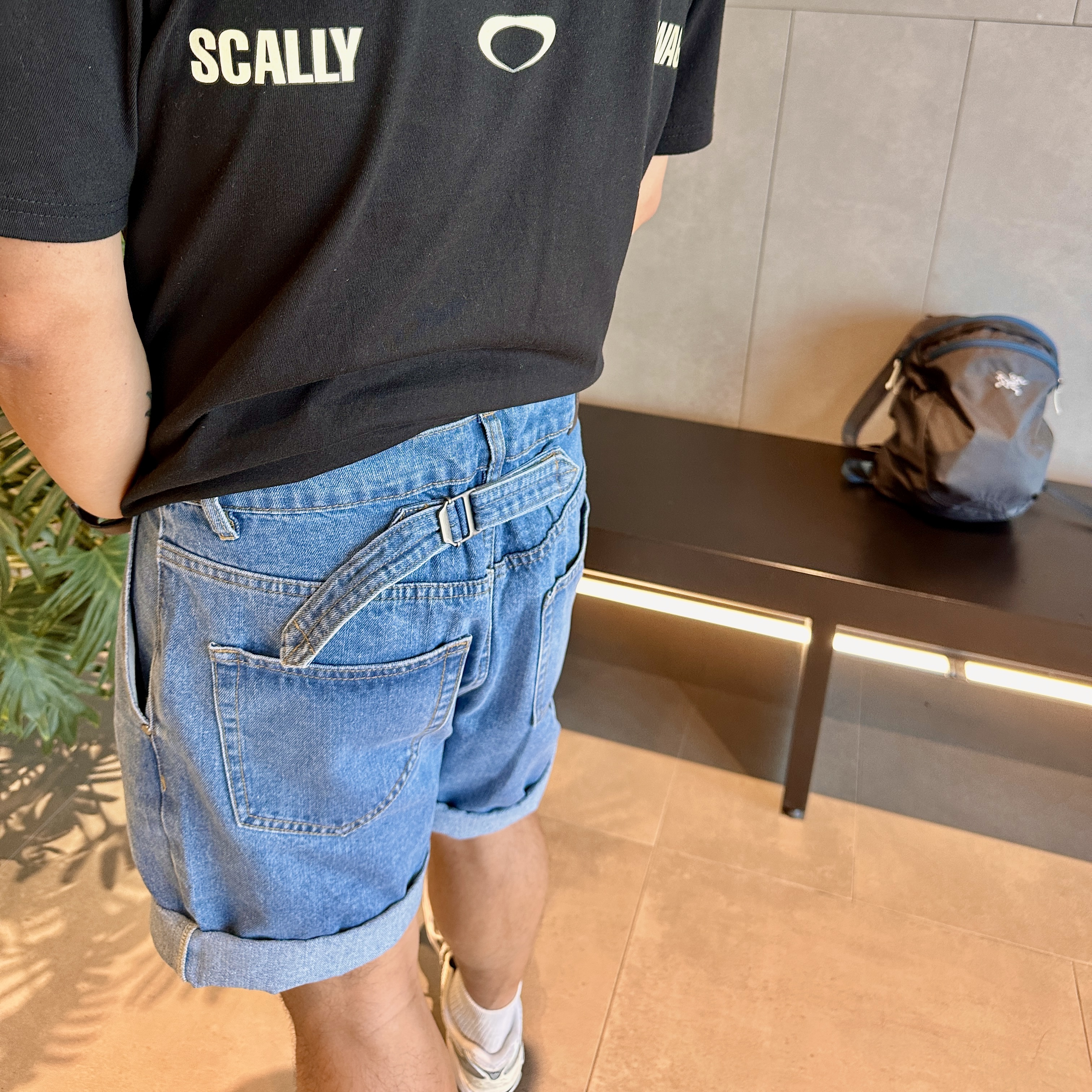 [KREAM 단독][니티드X림박스] Knitted Relaxed Washing Denim Two-Tuck Cinch Back Shorts Washing Blue 착용 스타일 - 4