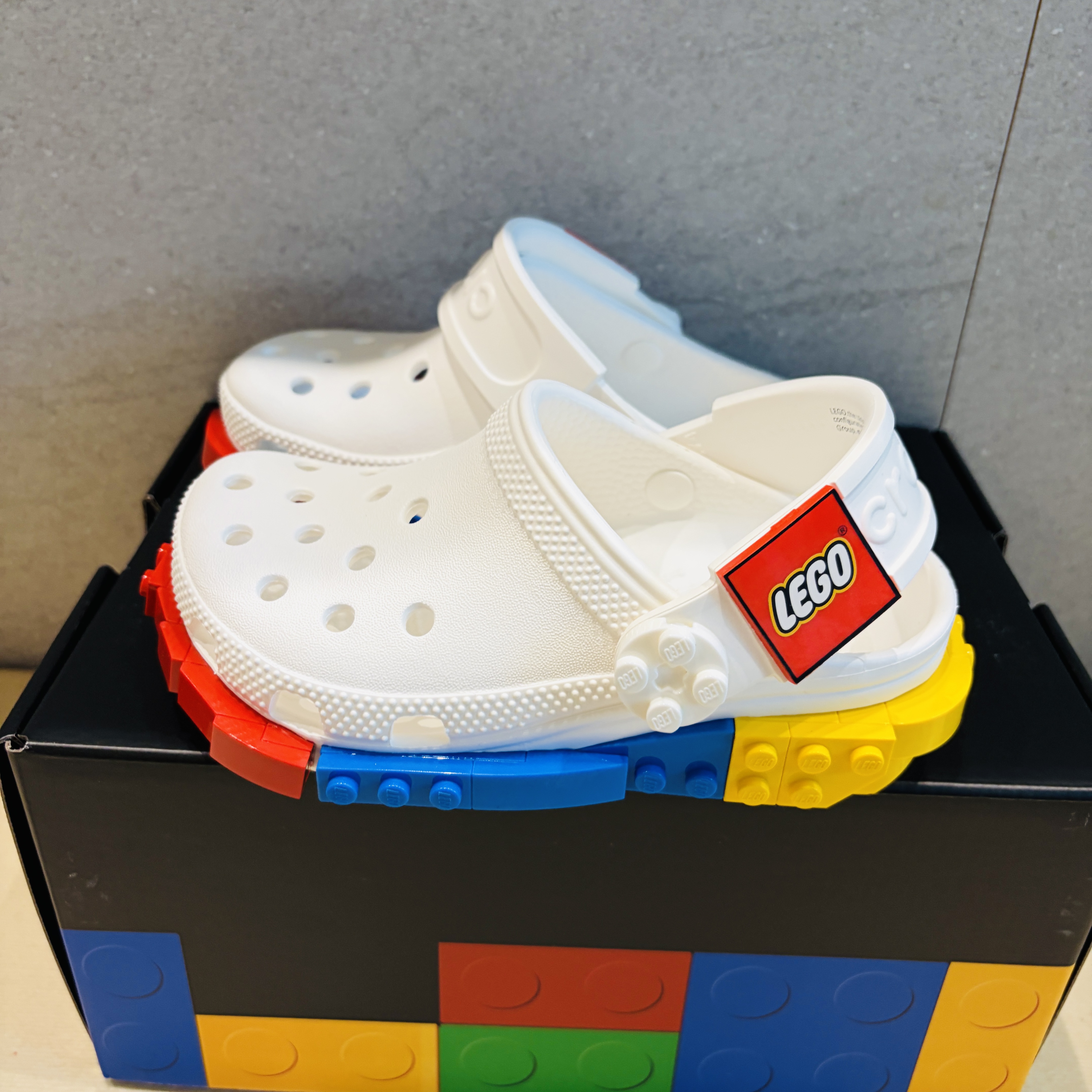 (Kids) Crocs x Lego Creativity Clog White 착용 스타일 - 3