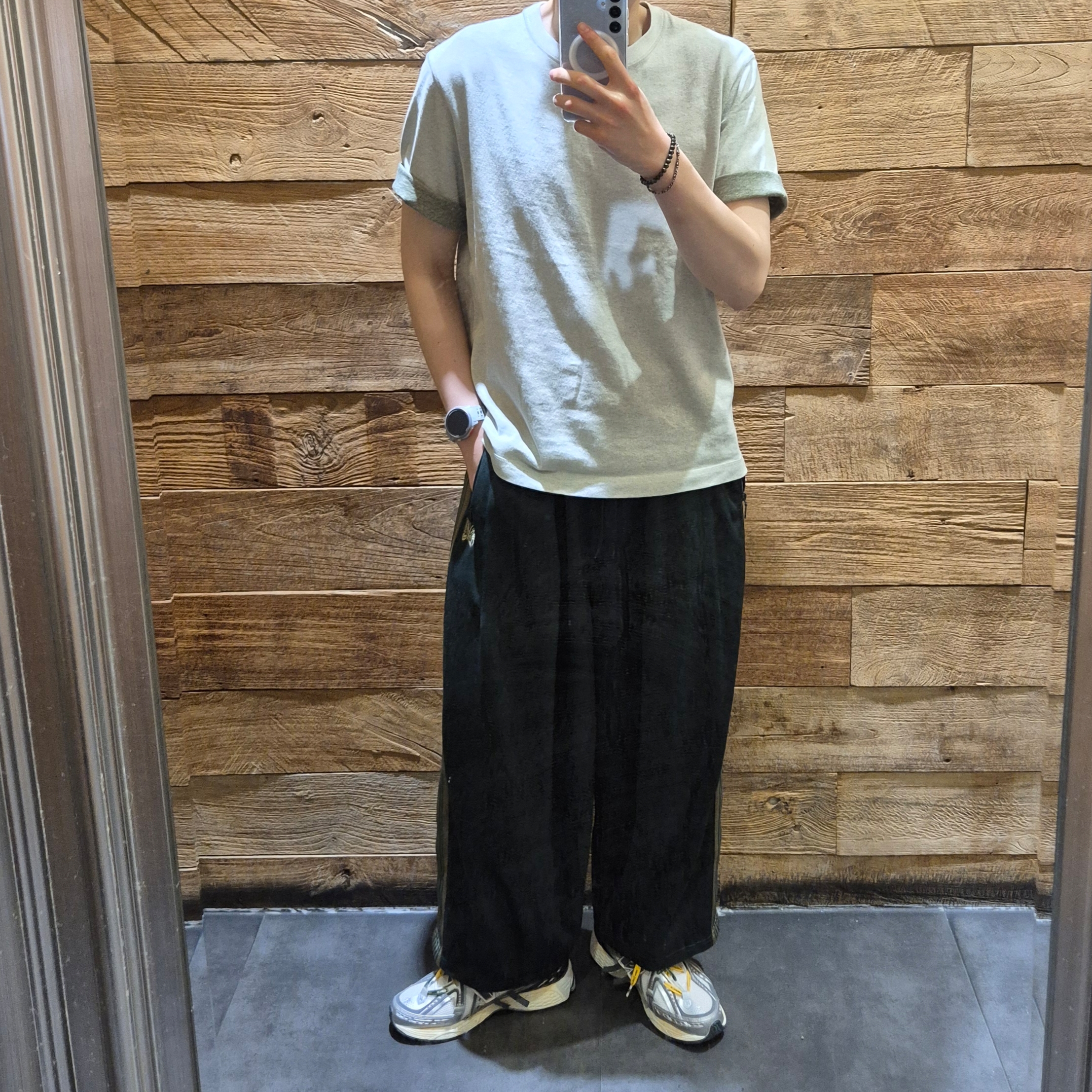 New Balance 1906A Silver Metallic Castlerock 착용 스타일