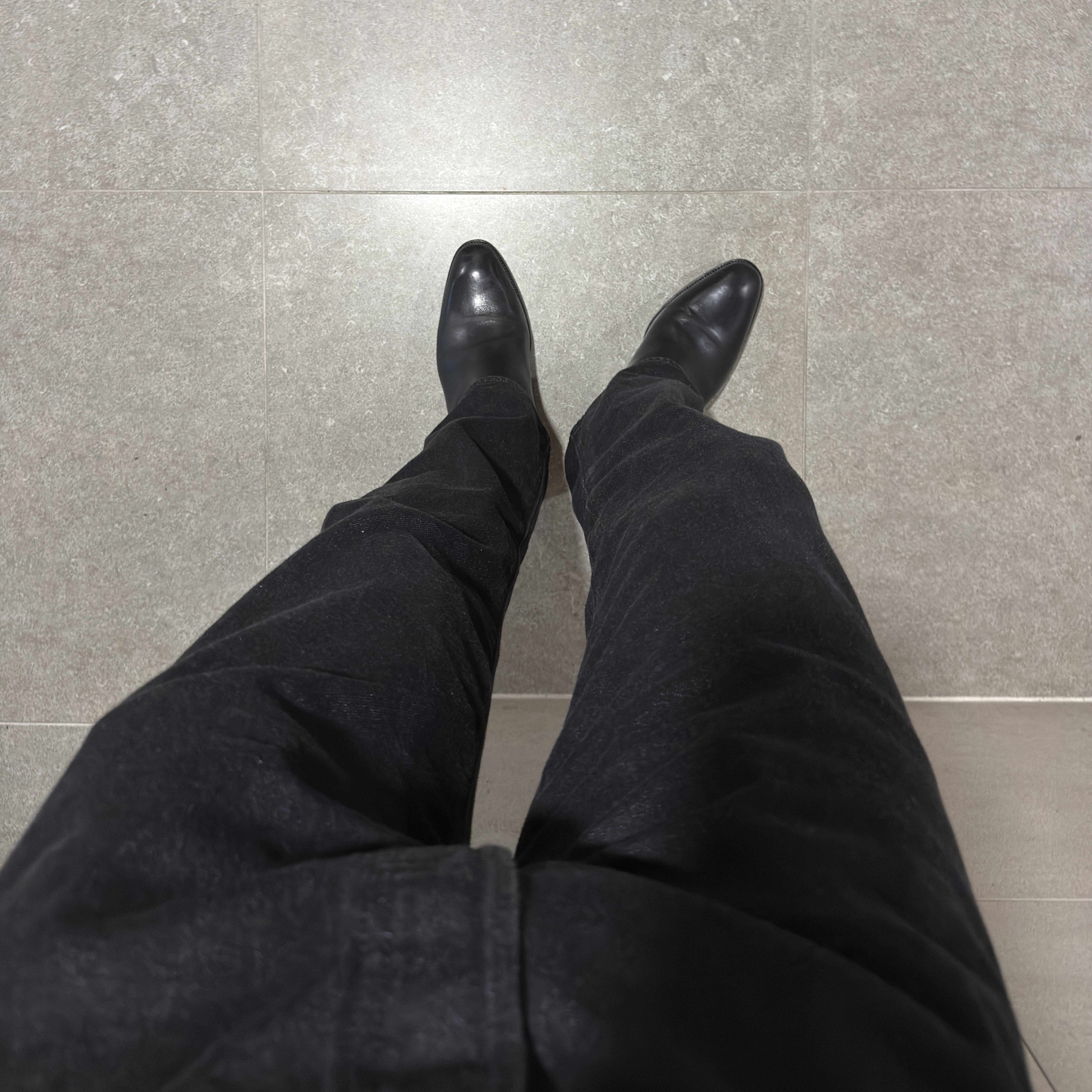 Saint Laurent Wyatt Chelsea Boots in Smooth Leather Black 착용 스타일 - 1
