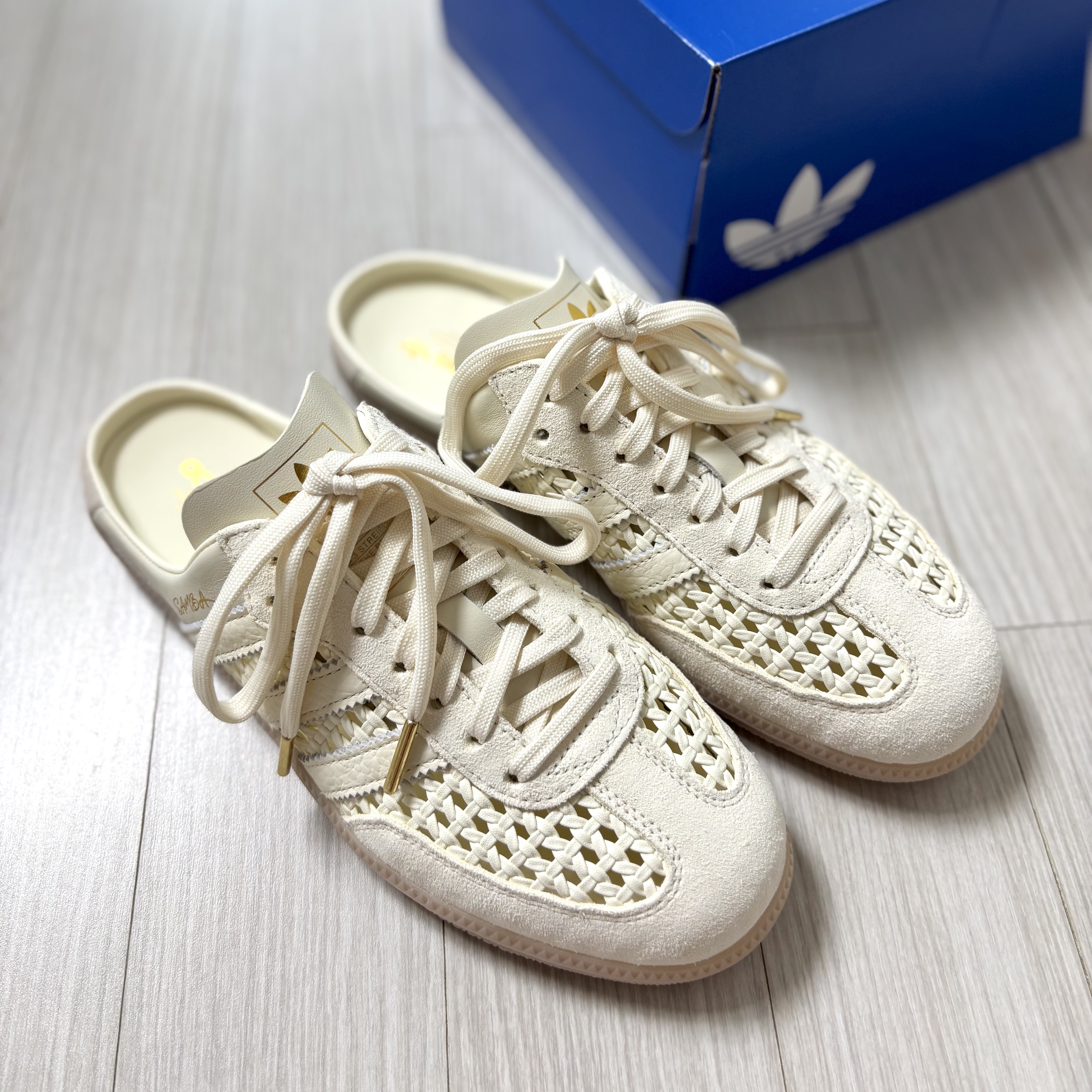 (W) Adidas Samba Mule Cream White Gold Metallic 착용 스타일 - 3