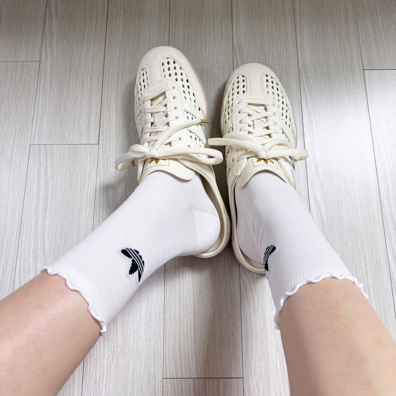 (W) Adidas Samba Mule Cream White Gold Metallic 착용 스타일 - 2