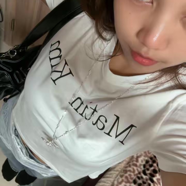 (W) Matin Kim Logo Crop Top White 착용 스타일