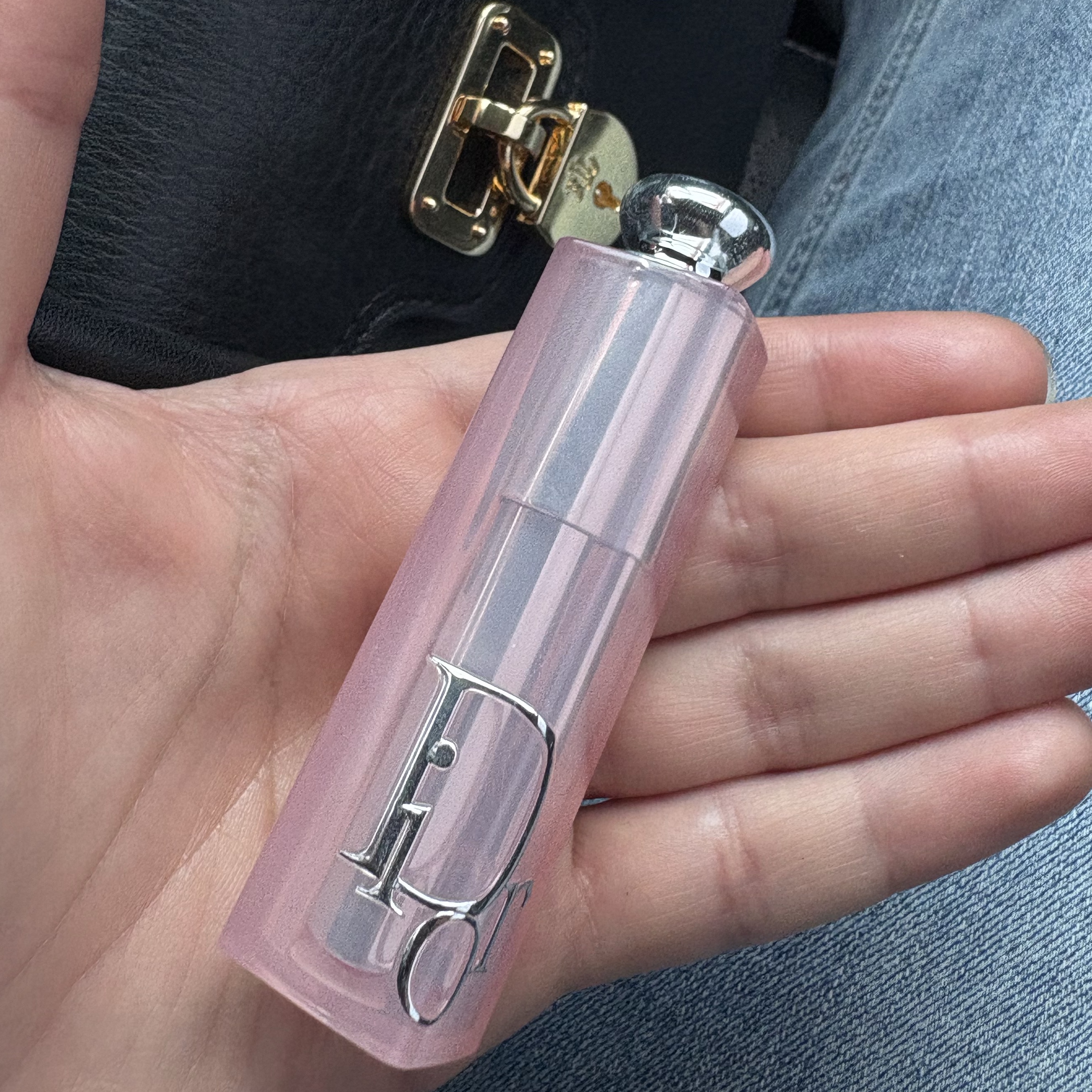 Dior Addict Lip Glow 025 Seoul Scarlet, (W) Celine Triomphe 01 Sunglasses in Acetate Black 착용 스타일 - 2