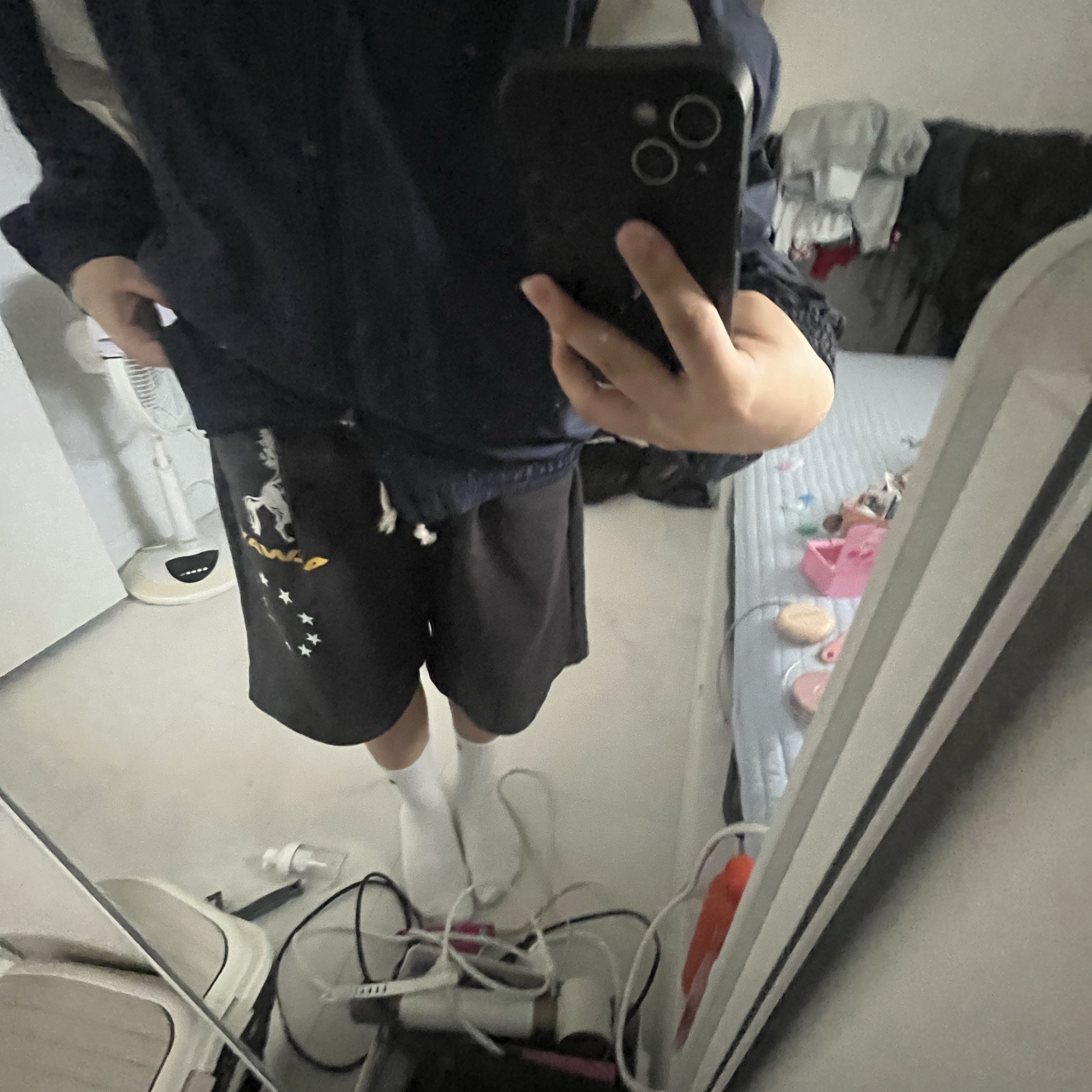 AMOU Horse One Tuck Bermuda Pants Black 착용 스타일 - 1