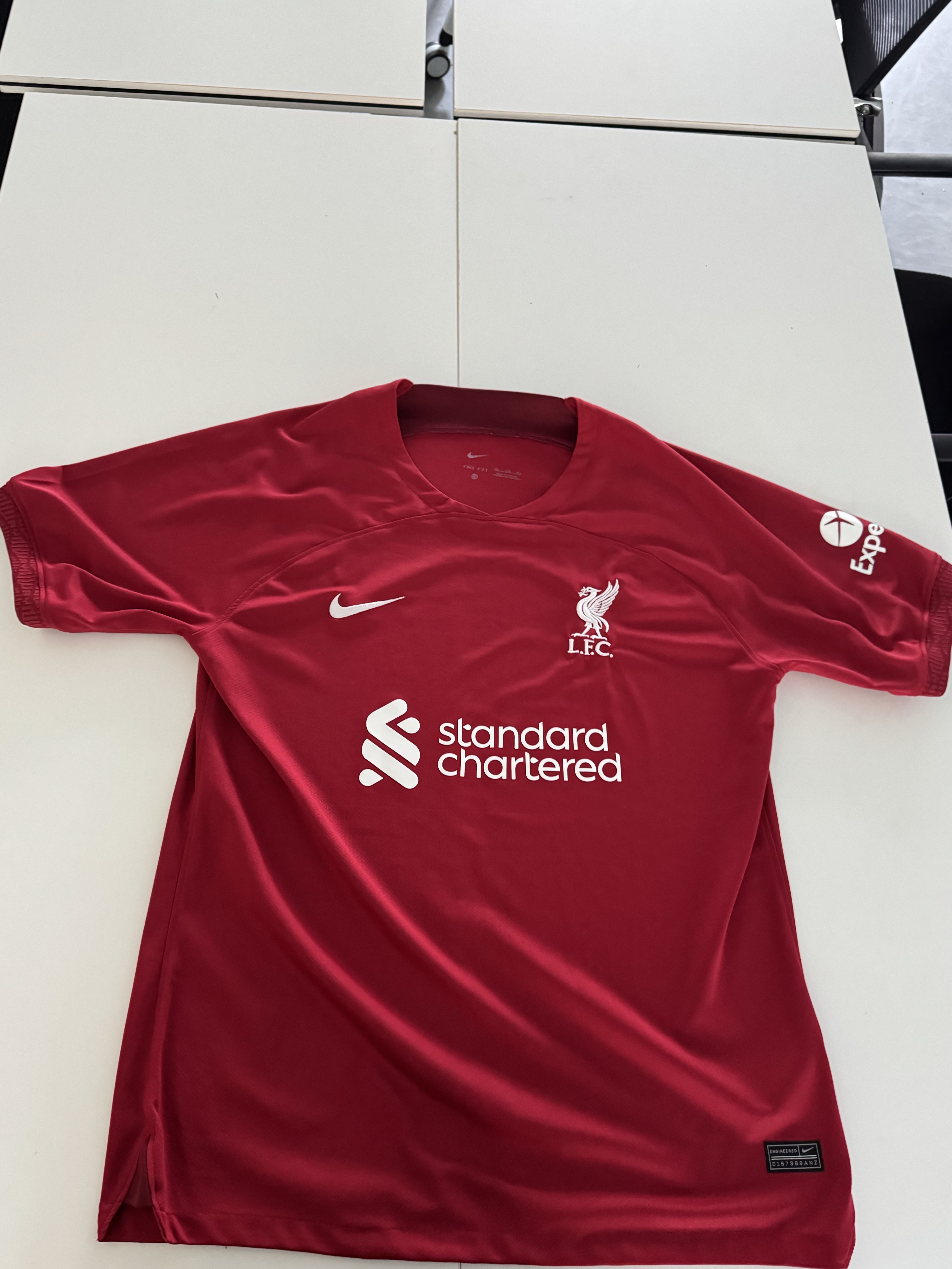 Nike Liverpool FC 2022/23 Stadium Home Dri-Fit Jersey Red (Non Marking Ver.) 착용 스타일 - 2