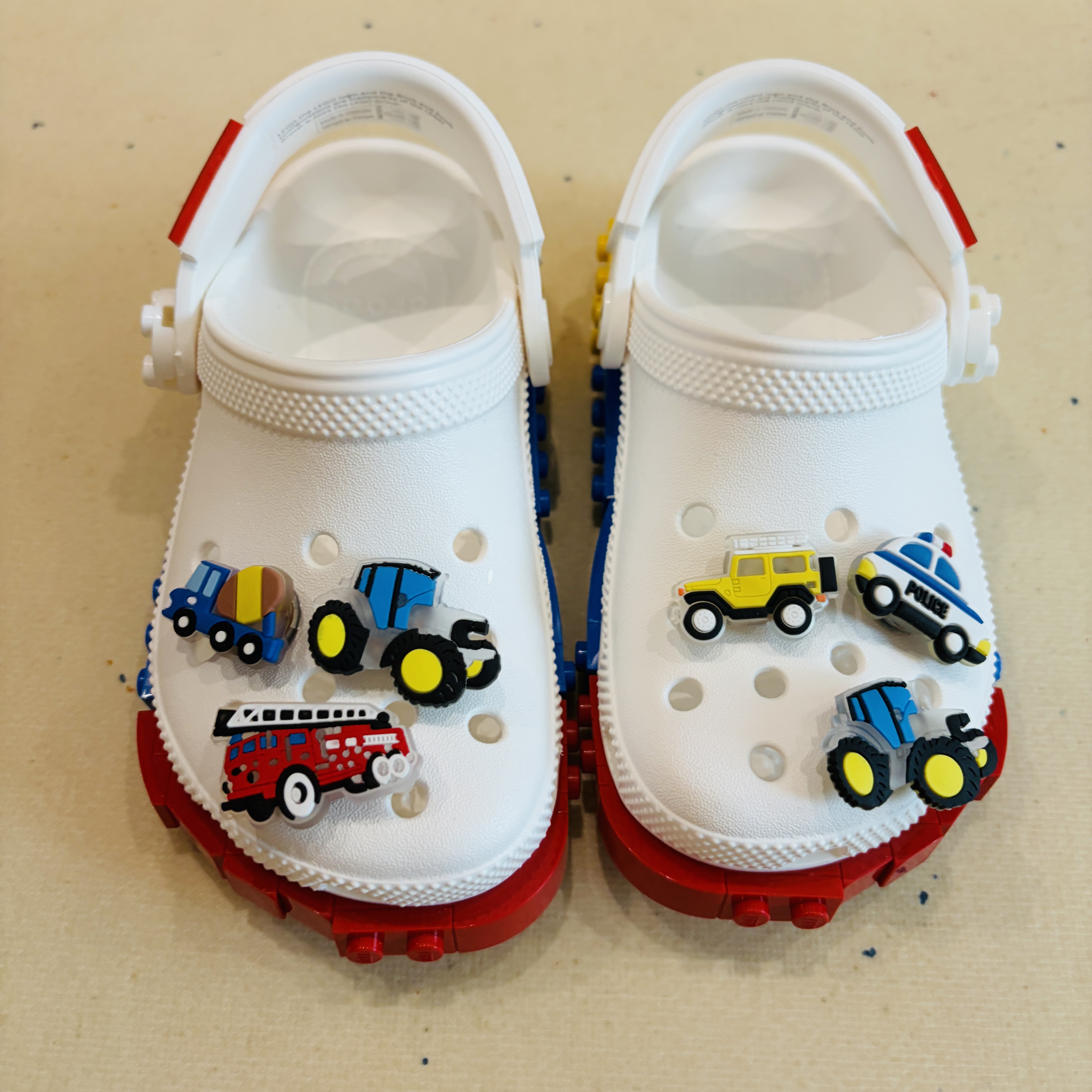 (Kids) Crocs x Lego Creativity Clog White 착용 스타일 - 1