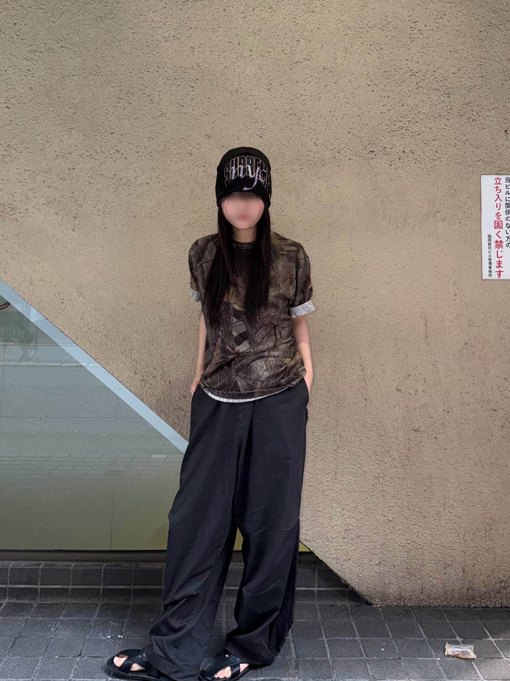 Supreme New Era Rhinestone Beanie Black - 26SS, Supreme Rhinestone Script S/S Top Realtree Hardwoods Camo  - 26SS 착용 스타일 - 1