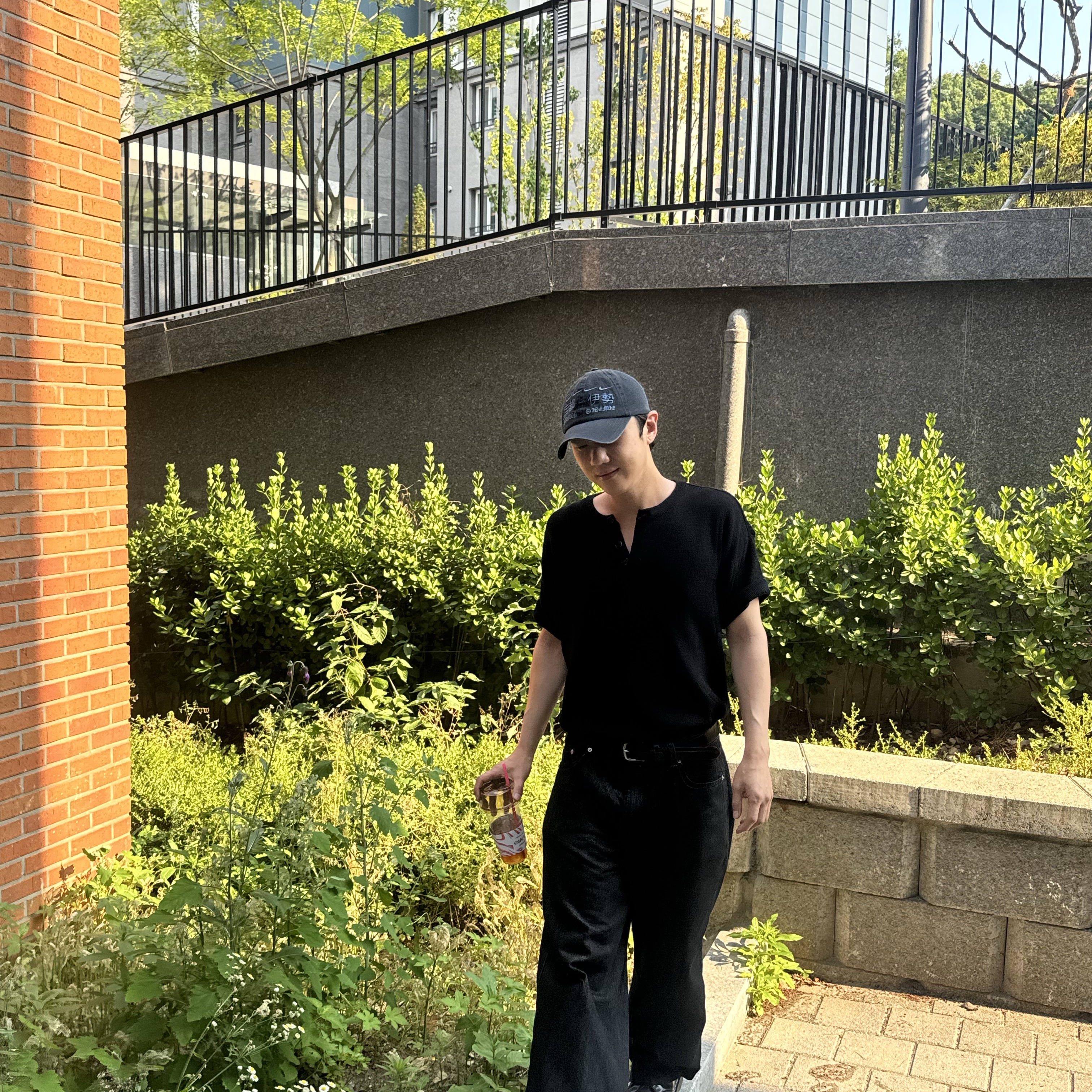 Knitted Coolever Henley Neck Half Sleeve Knit Black 착용 스타일 - 6