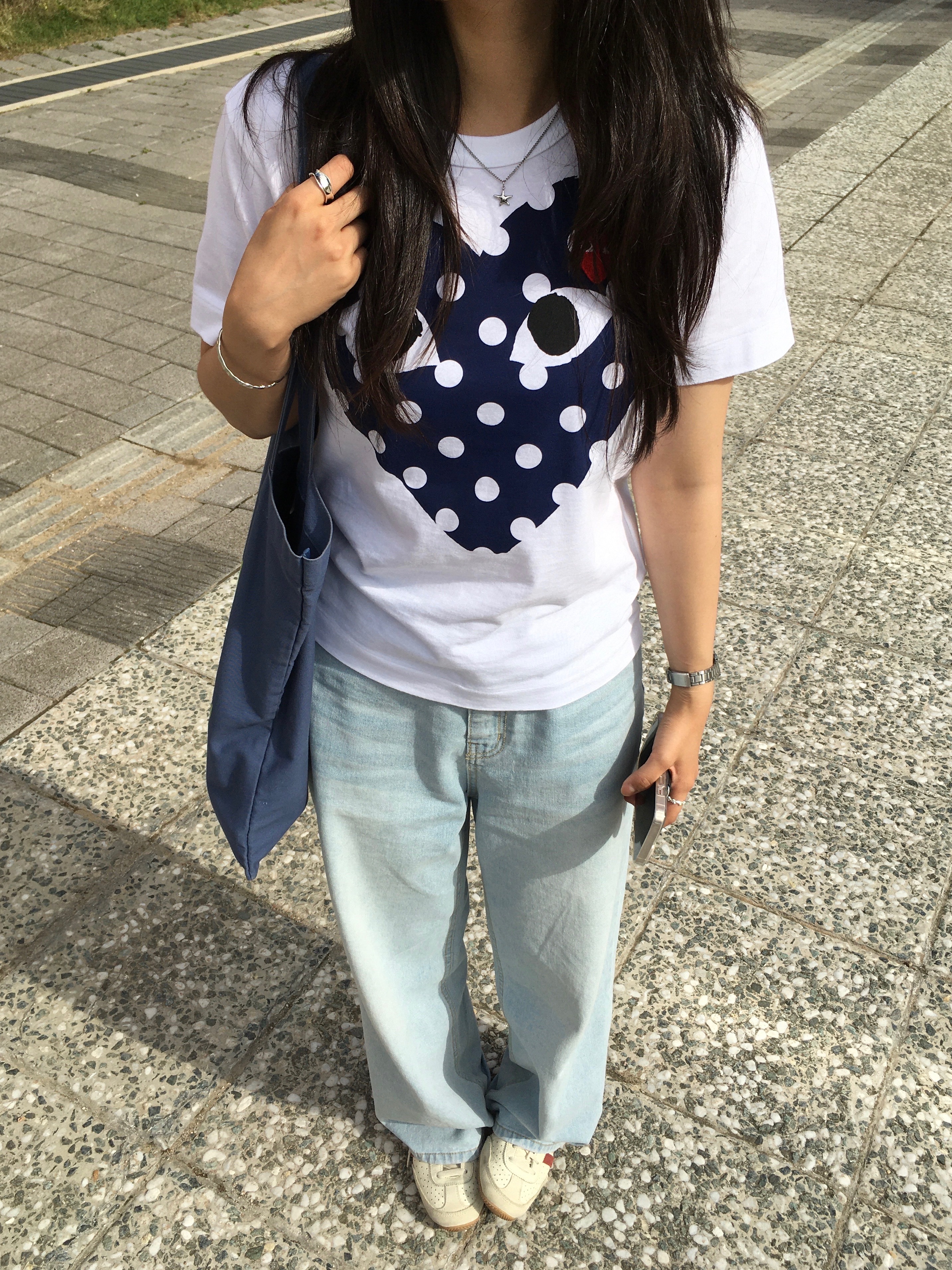 Play Comme des Garcons Red Heart Printed Blue Heart T-Shirt White, Berlin Photobook Distribution 002 Bag Slate Blue 착용 스타일 - 1