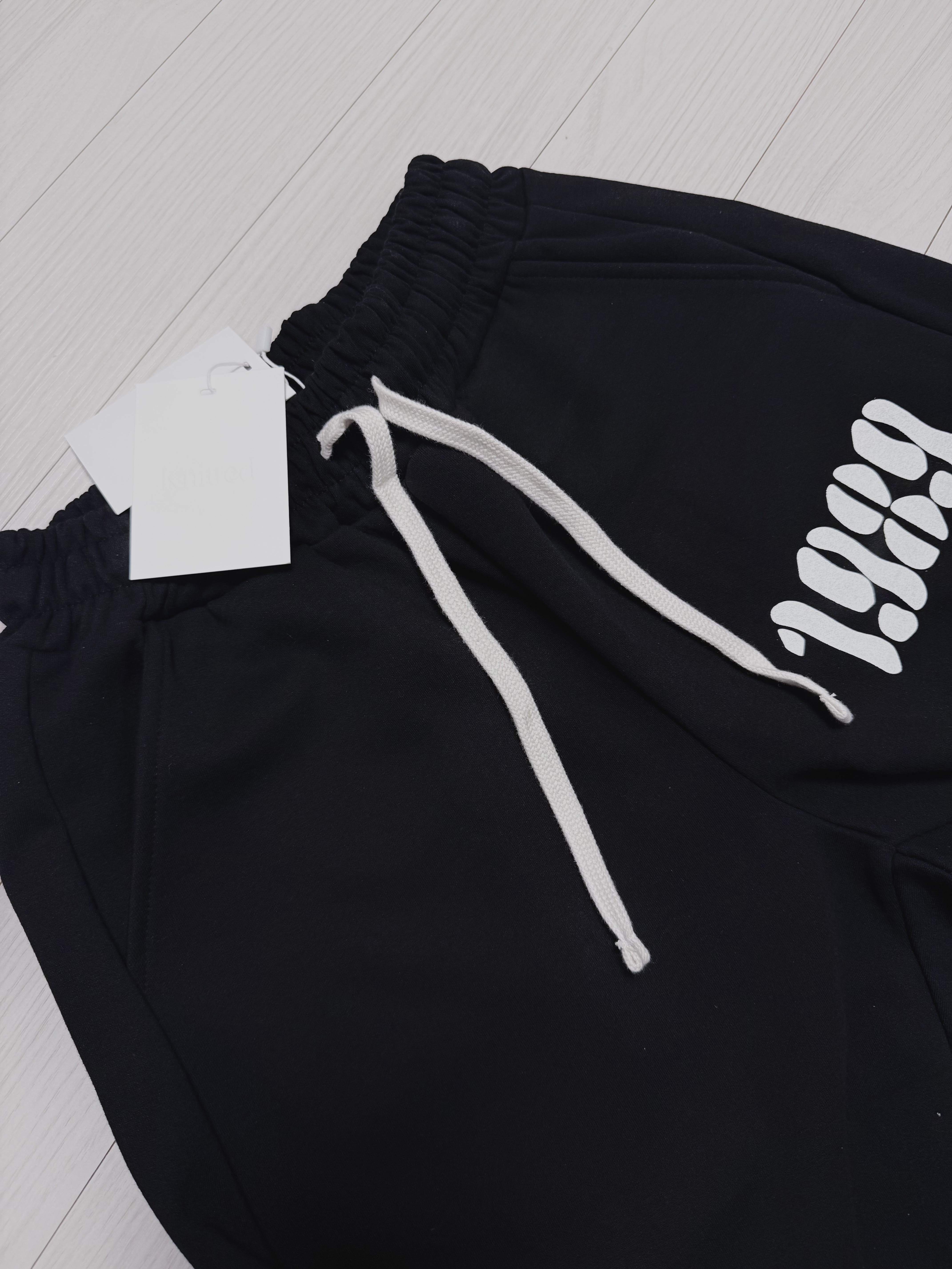 [KREAM 단독] Knitted 1989 Sunrise Graphic Bermuda Half Pants Black, [KREAM 단독] Knitted 1989 Sunrise Graphic Bermuda Half Pants Melange Grey 착용 스타일 - 4