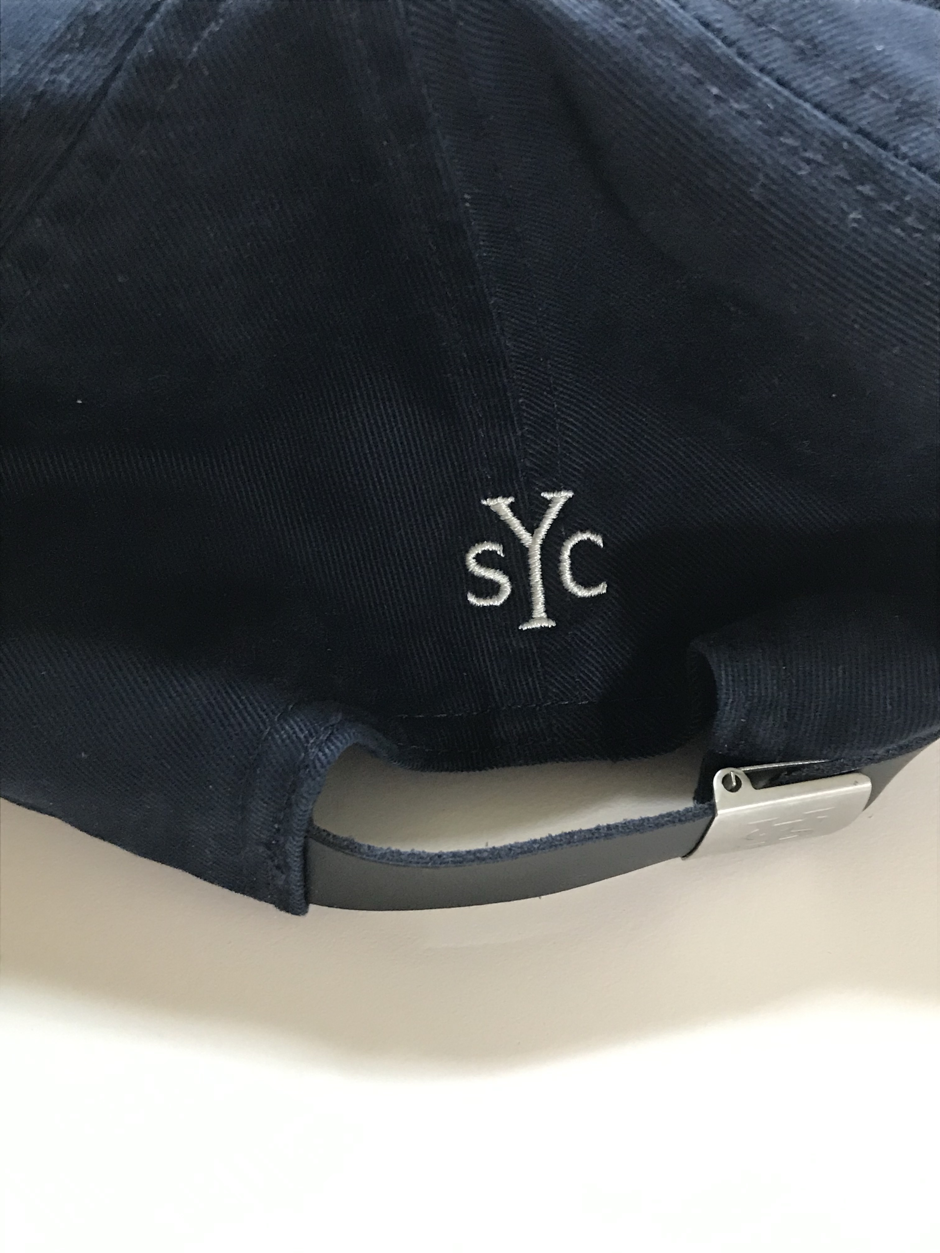 [예약 배송] Sunday Ceremony Old English Applique Logo Cap - Navy 착용 스타일 - 4
