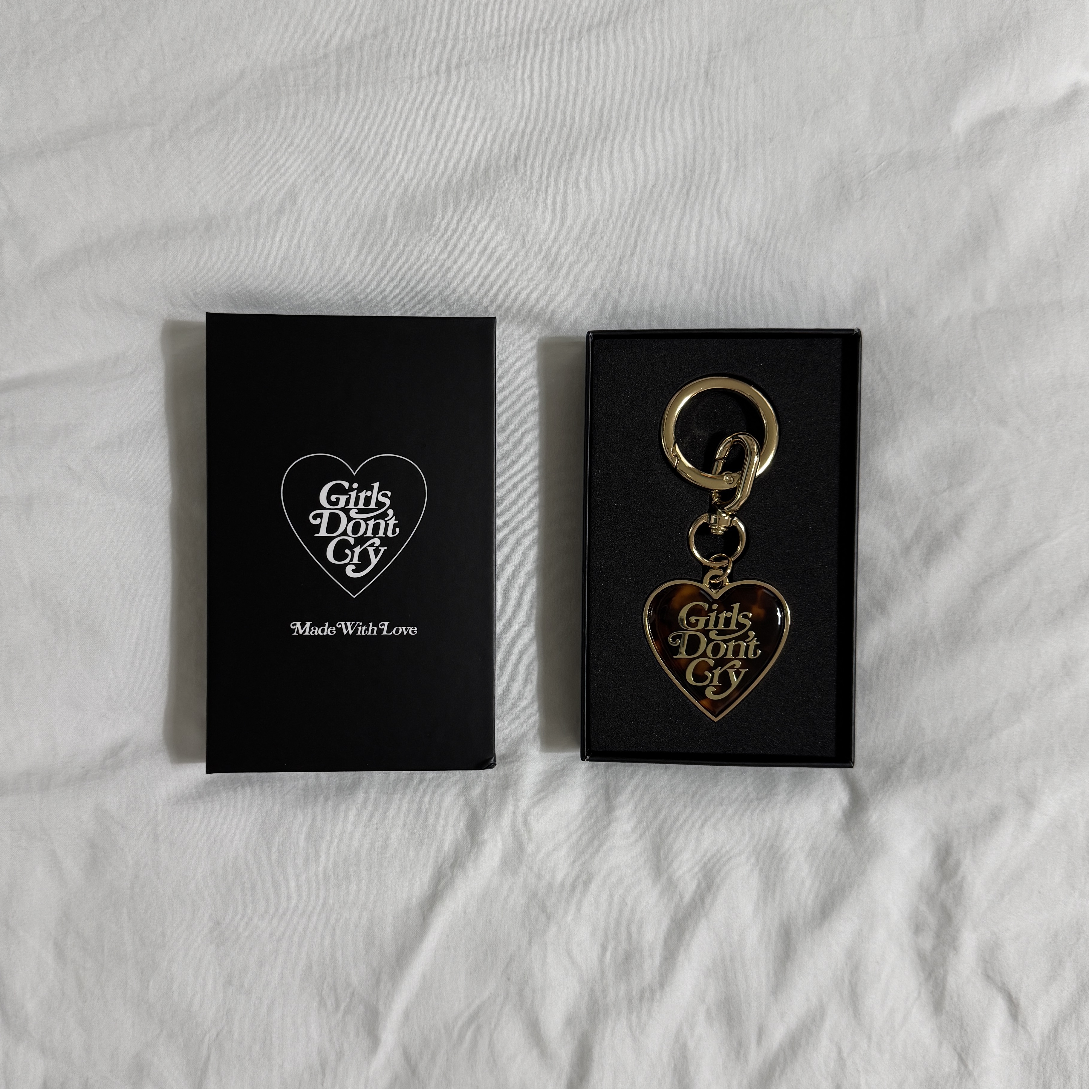 Verdy Girls Don't Cry Keychain Gold 착용 스타일 - 3