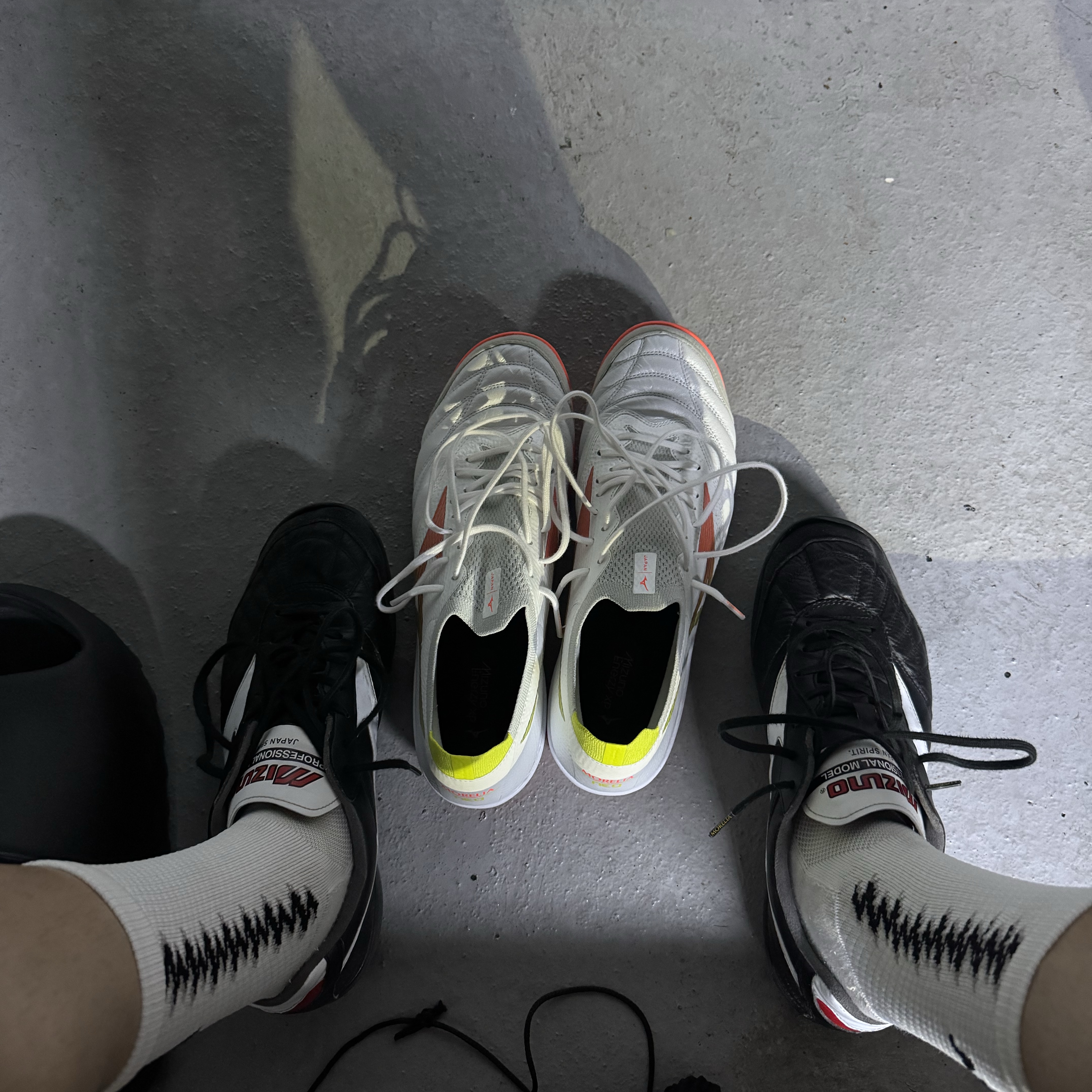 Mizuno Morelia Sala Japan TF Black White, Mizuno Morelia Neo Sala Beta Japan TF Super White Pearl Orange 착용 스타일