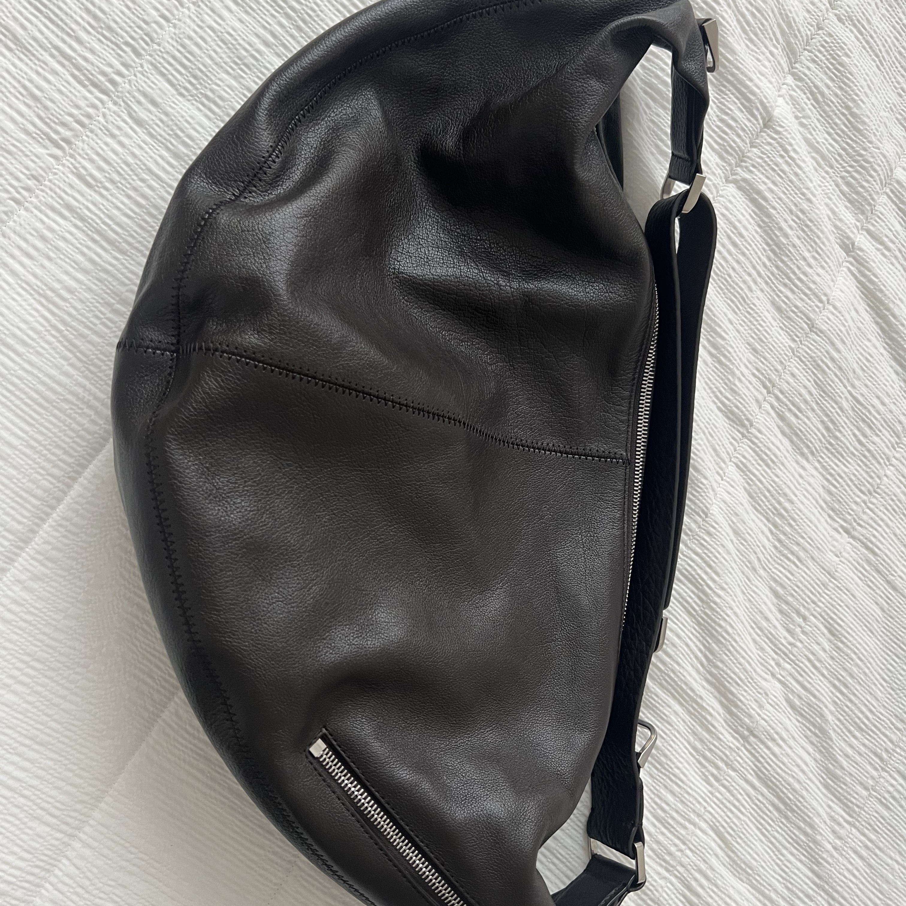 Lemaire Quiver Clip Bag in Grianed Buffalo Leather Dark Chocolate 착용 스타일 - 2