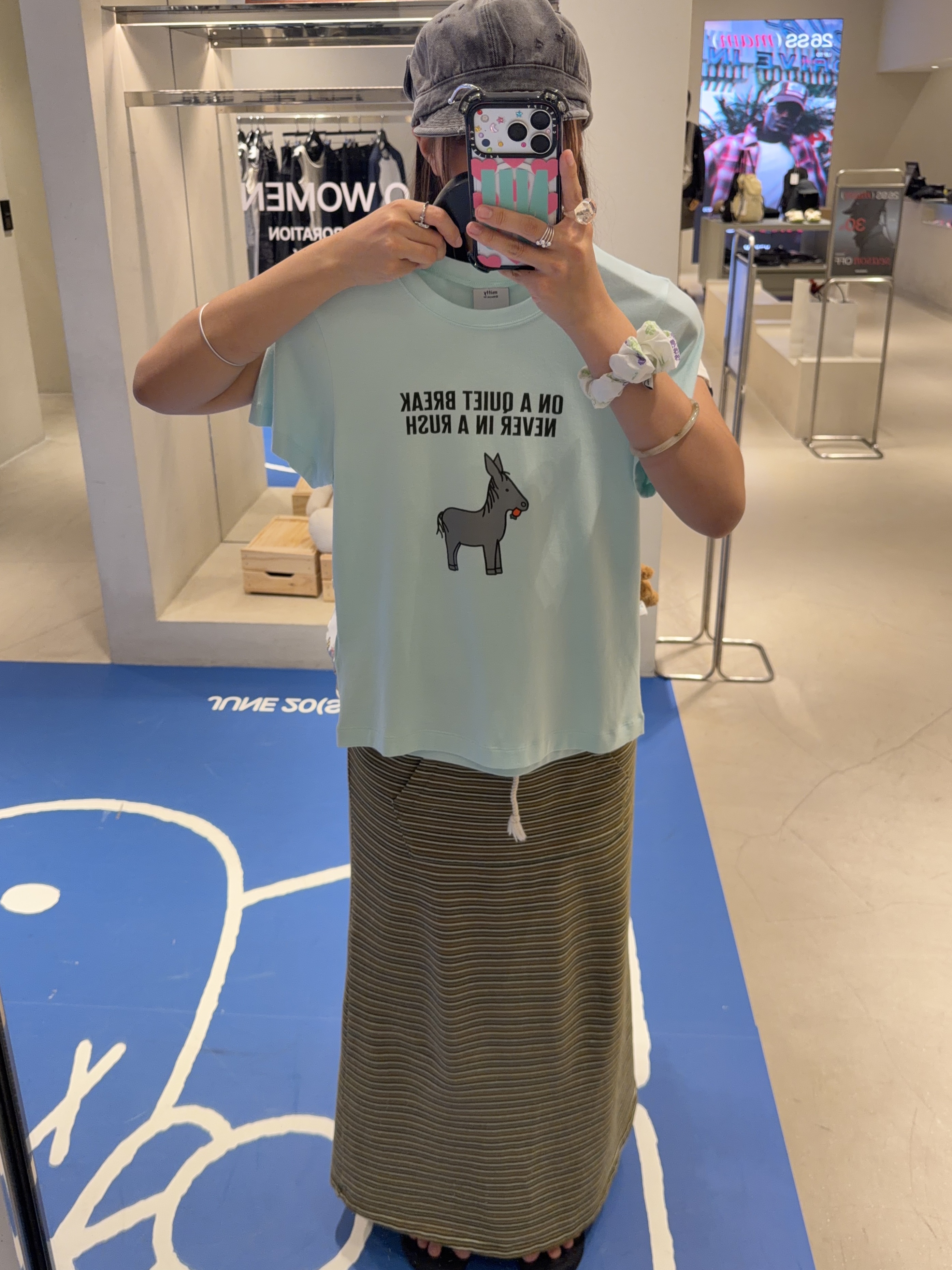 MILLO WOMEN x miffy Miffy & Seoul City T-Shirt White Melange, MILLO WOMEN x miffy Carrot Club T-Shirt Mint 착용 스타일 - 2