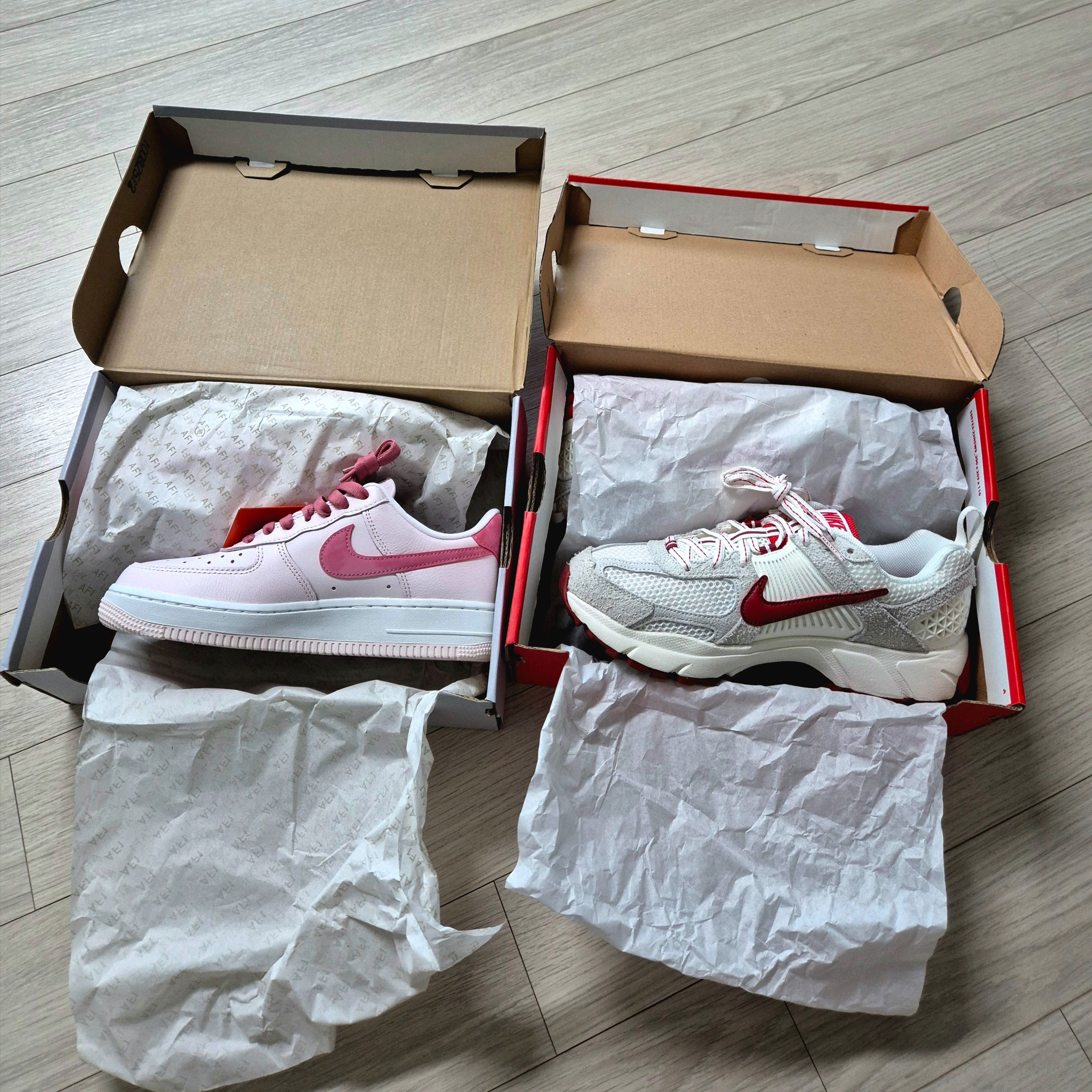 (GS) Nike Zoom Vomero 5 Silt Red Peony, (W) Nike Air Force 1 '07 Valentine's Day Pearl Pink White 착용 스타일 - 2