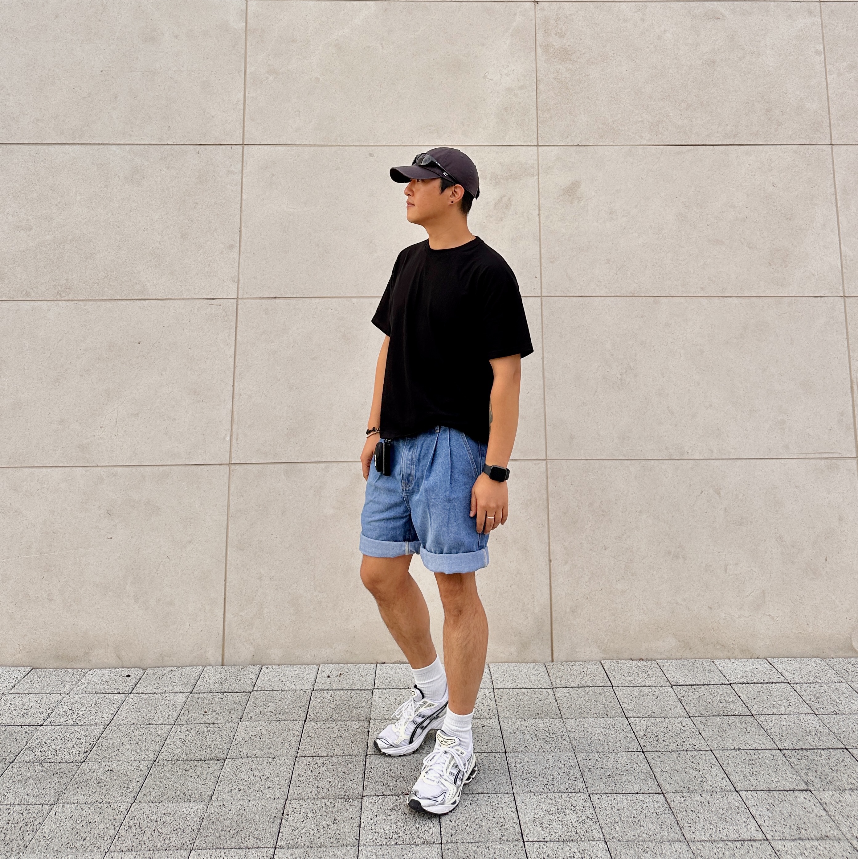 [KREAM 단독][니티드X림박스] Knitted Relaxed Washing Denim Two-Tuck Cinch Back Shorts Washing Blue 착용 스타일 - 1