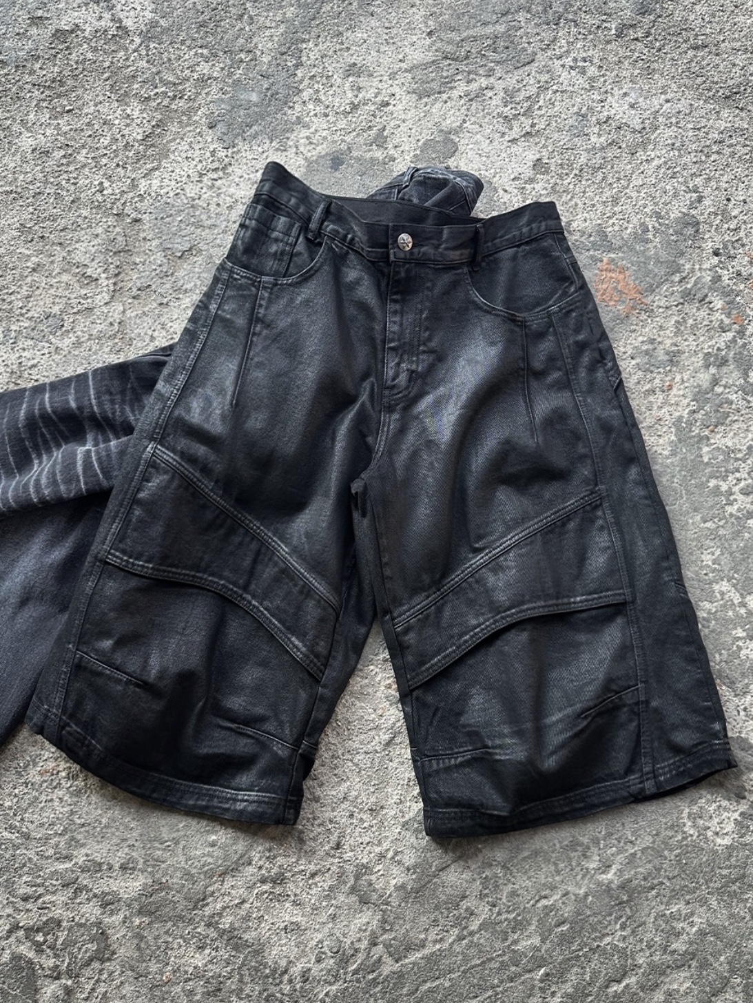 AX CONNECTION Curved Shell Panel Denim Bermuda Shorts Waxed Black 착용 스타일