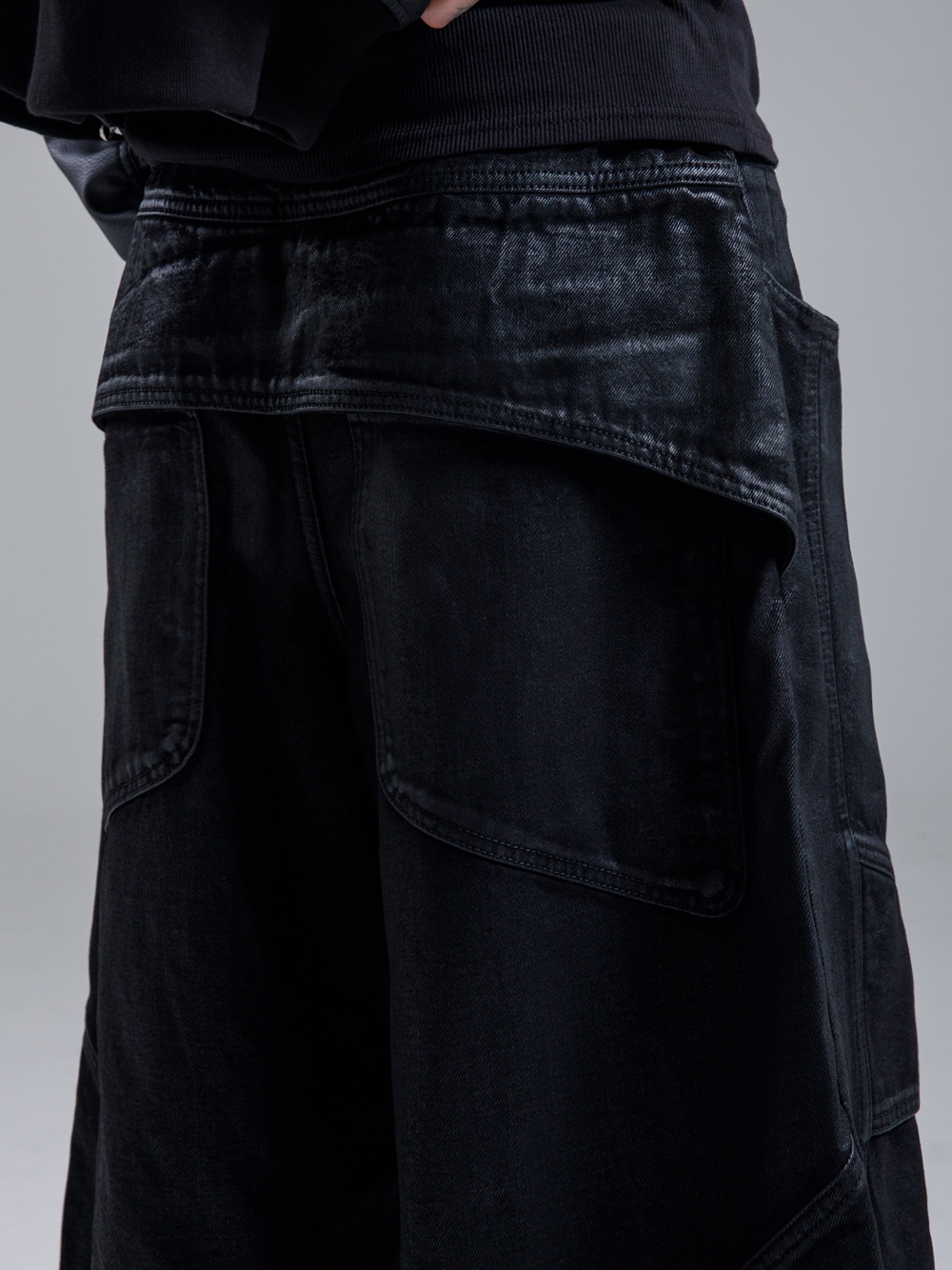AX CONNECTION Curved Shell Panel Denim Bermuda Shorts Waxed Black 착용 스타일 - 4